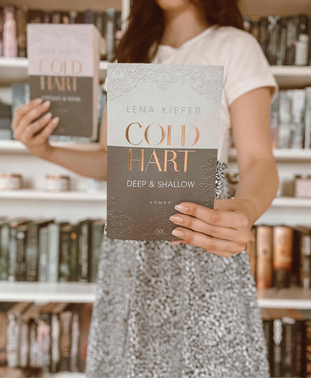 Coldhart - Deep & Shallow ist eine spannende Mischung aus Liebe, Gefahr und Verbrechen. Der Zusammenhalt und die Entwicklung der Charaktere nimmt in diesem Buch zu und der nervenaufreibende Schreibstil rundet das Ganze ab. Der zweite Band klärt nicht nur offene Fragen, sondern sorgt durch Zeitsprünge in die Vergangenheit auch für Gänsehautmomente. Für alle, denen der erste Band gefallen hat, ist Deep & Shallow ein Muss.