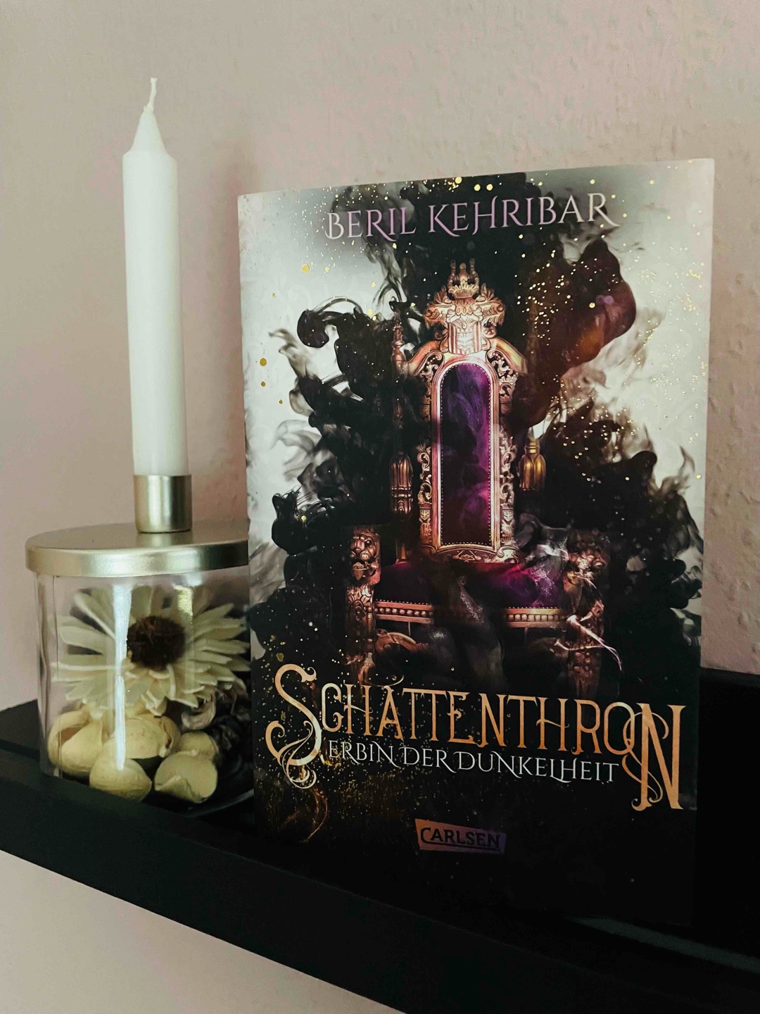 Ich hab das Buch vor ein paar Jahren als Hörbuch gehört und wollte immer wissen wie es weiter geht und hatte mir beide Bücher gekauft und sie haben dann ewig im Regal gestanden 🙈
Jetzt hatte ich endlich mal Lust Sie zu lesen und wollte mit dem ersten Teil nochmal anfangen und bin genauso begeistert wie damals vom Hörbuch und ärgere mich das ich so lange gebraucht habe um es jetzt endlich mal weiter zu lesen 🤣 bin so gespannt auf den 2 Teil hoffe er ist so gut wie der erste ♥️