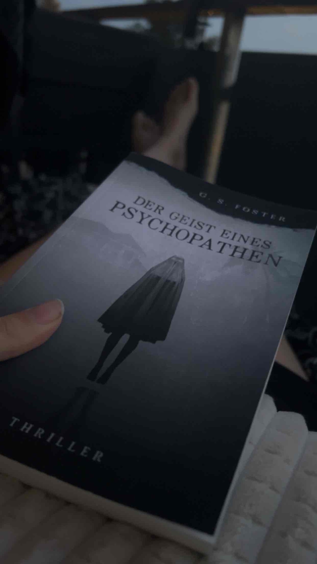 Wow einfach nur Wow 🤩
Anfangs wundert man sich darüber was die einzellnen Geschichten miteinander zu tun haben. Aber je tiefer man in dem Buch ist, desto stimmiger wird alles.
Die Darstellung des Protagonisten am Ende leiß mich mit offenem Mund dasitzen.
Ich war einfach geflasht.
Wer auf gruselige und mörderische Geschichten steht, dem kann ich dieses Buch einfach nur vom ganzen Herzen empfehlen. 🤩