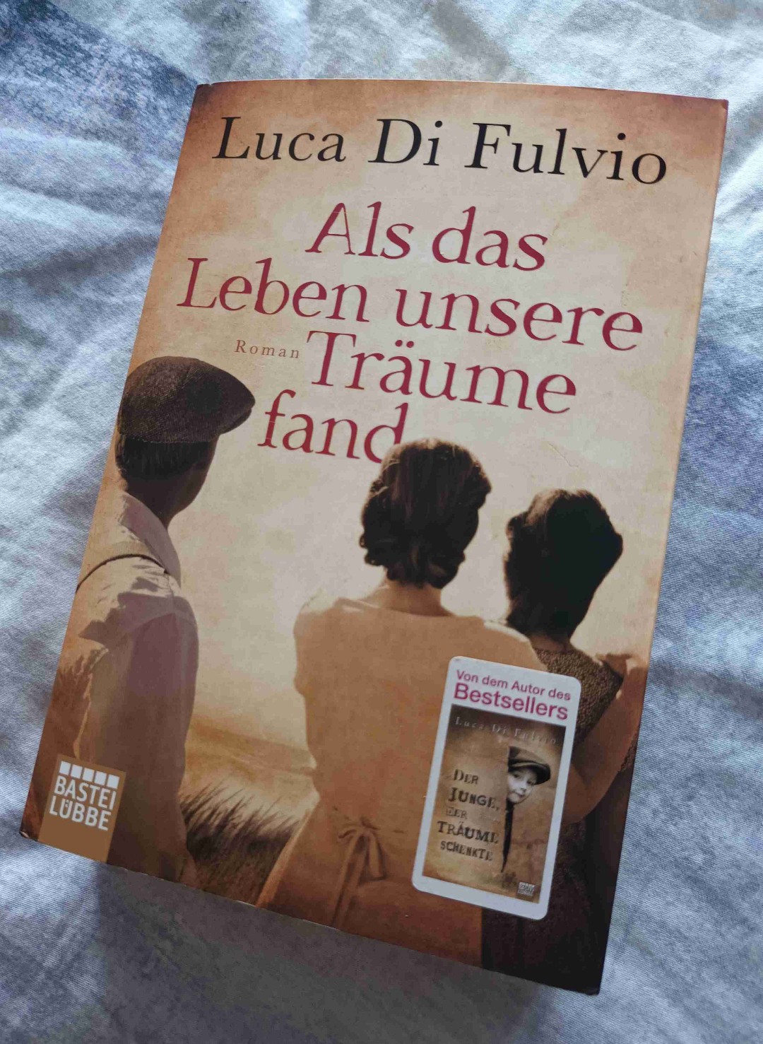3 Charaktere, die unterschiedlicher nicht sein können, aber alle dasselbe Ziel verfolgen: Eine Leben in Freiheit. Eine spannende Geschichte, sehr brutal und voller Gewalt (hätte eigentlich eine Triggerwarnung reingehört), aber auch viel Idealismus. Mal ein etwas anderer Roman zum Thema Auswanderung mit allen Schattenseiten zu Beginn des 20. Jahrhunderts - hat mir alles im allem sehr gut gefallen. Sehr flüssiger und athmosphärischer Schreibstil.