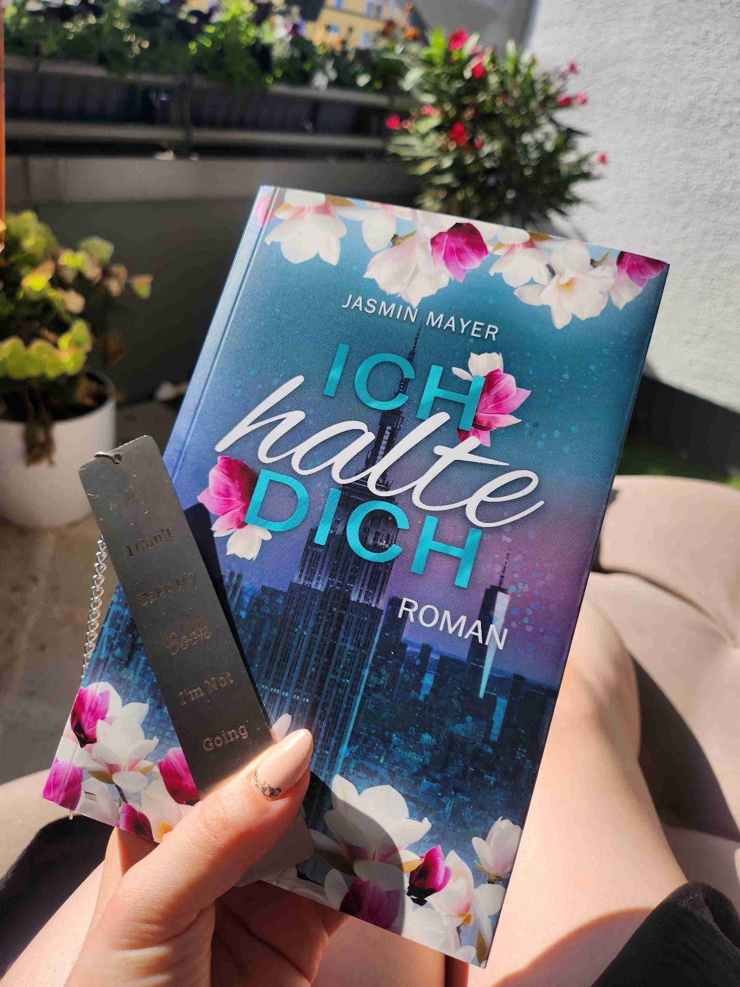 Der 2. Teil ist vieel besser als der erste.
Es war die ganze Zeit etwas los. Das Buch hat mich teilweile sprachlos gemacht und ich konnte es nicht mehr aus der Hand legen. Obwohl die Beziehung zwischen Brian und Marie sehr toxisch ist hoffe ich sehr dass sie es irgendwann schaffen und glücklich werden. 
Das Ende war auch hier so wie schon im 1. Teil echt fies! Bin gespannt wie es weiter geht.
Mal abgesehen davon ist das Buchdesign einfach nur wunderschön 😍