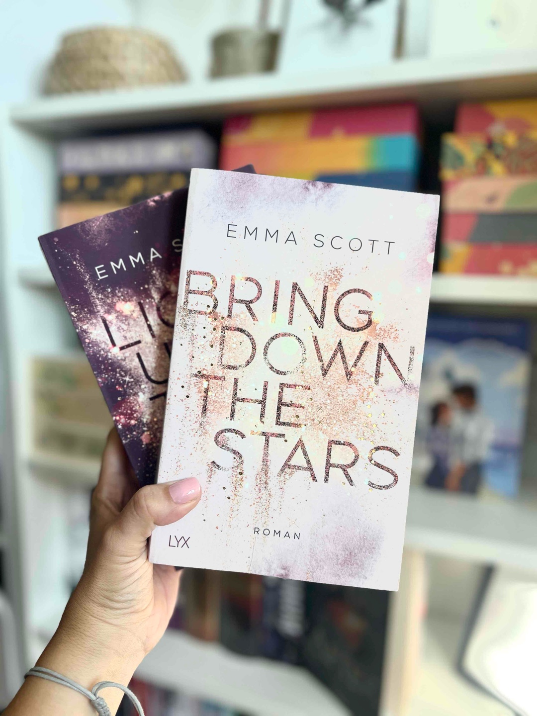 Ich muss zugeben, normalerweise bin ich kein Fan von „Love Triangle“, aber „Bring Down the Stars“ von Emma Scott hat mich von Anfang an in seinen Bann gezogen. Die Geschichte von Weston, Connor und Autumn ist so feinfühlig und tiefgründig erzählt, dass ich mich emotional völlig in die Charaktere hineinversetzen konnte.
Ich bin froh, dass ich den zweiten Band, nach diesem fiesen Cliffhanger, direkt zur Hand habe. 