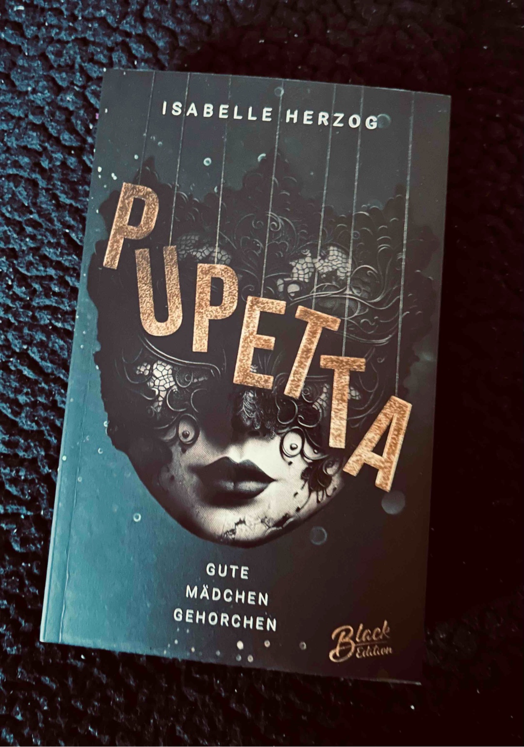 • Frieden ist nur eine Illusion. Vergiss das nicht, Pupetta. •