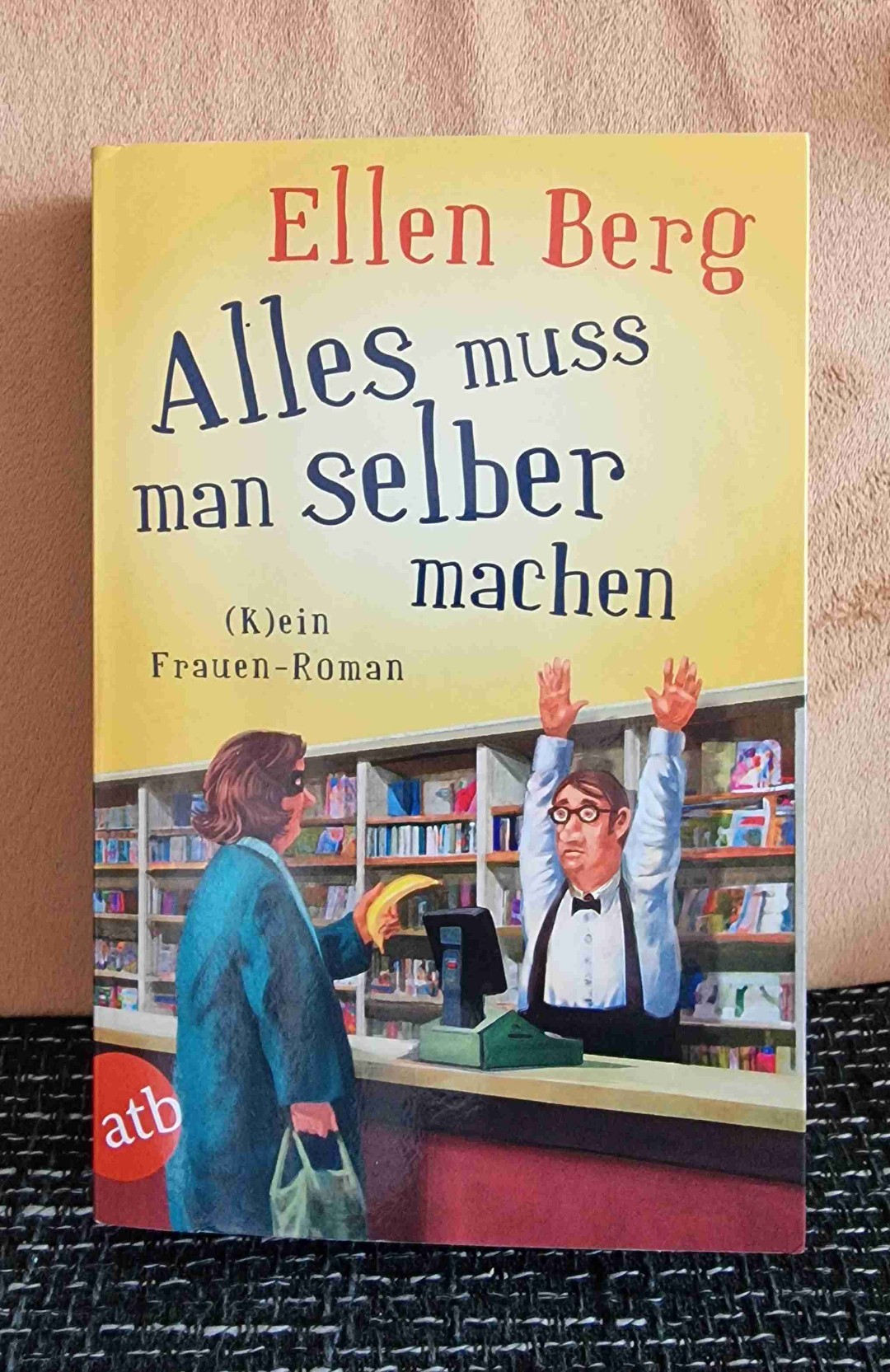 Mir hat die Geschichte gut gefallen. Das Thema wurde hier schön beschrieben und hat sich gut lesen lassen. 🙂
Auch wenn ich selbst keine Mutter bin, konnte ich es gut nachvollziehen. Es entspricht ja oft der Realität das die Frauen/Mütter oft den Karren aus dem Dreck ziehen müssen.
An manchen Stellen hatte es sich ein bisschen gezogen. Aber sonst war es sehr gelungen.
Es war spannend, man konnte mitfiebern und die ein oder andere Situation war sehr zum schmunzeln.
Kann es nur weiter empfehlen. 👍🙂