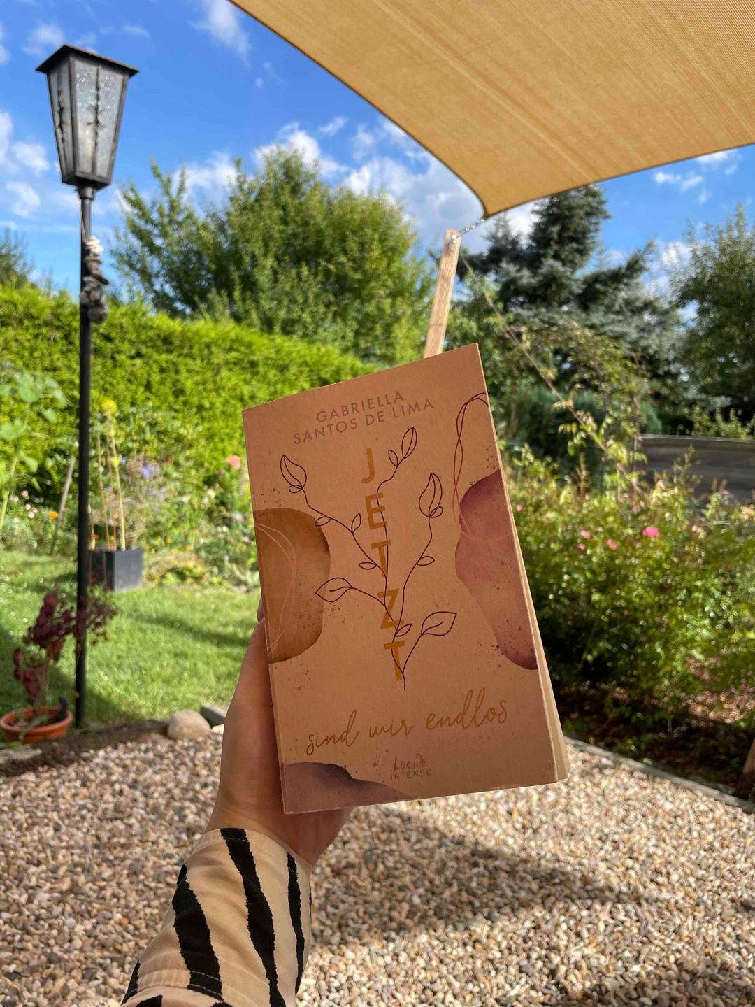 ich liebe die Reihe einfach so unfassbar sehr 🥹🎀✨ & bin echt ein bisschen traurig dass das das letzte Buch der Reihe war🥹🥲
Die Geschichte von Manda & Émil war wieder so roh, echt und poetisch, dass ich mit jeder Seite & jedem Wort mitgefühlt habe 🫶🏼
Gabriellas Schreibstil ist einfach wunderschön & dieses Buch spricht so viele unfassbar wichtige Themen an, dass ich es wirklich jedem nur ans Herz lege es zu lesen!🥰
Zudem ist die Gestaltung von der ganzen Reihe einfach so toll & wunderschön von außen sowie auch von innen✨💗
Es war wieder eine Geschichte voller Emotionen, Liebe & Freundschaft, die ich für immer in meinem Herzen tragen werde!🎀