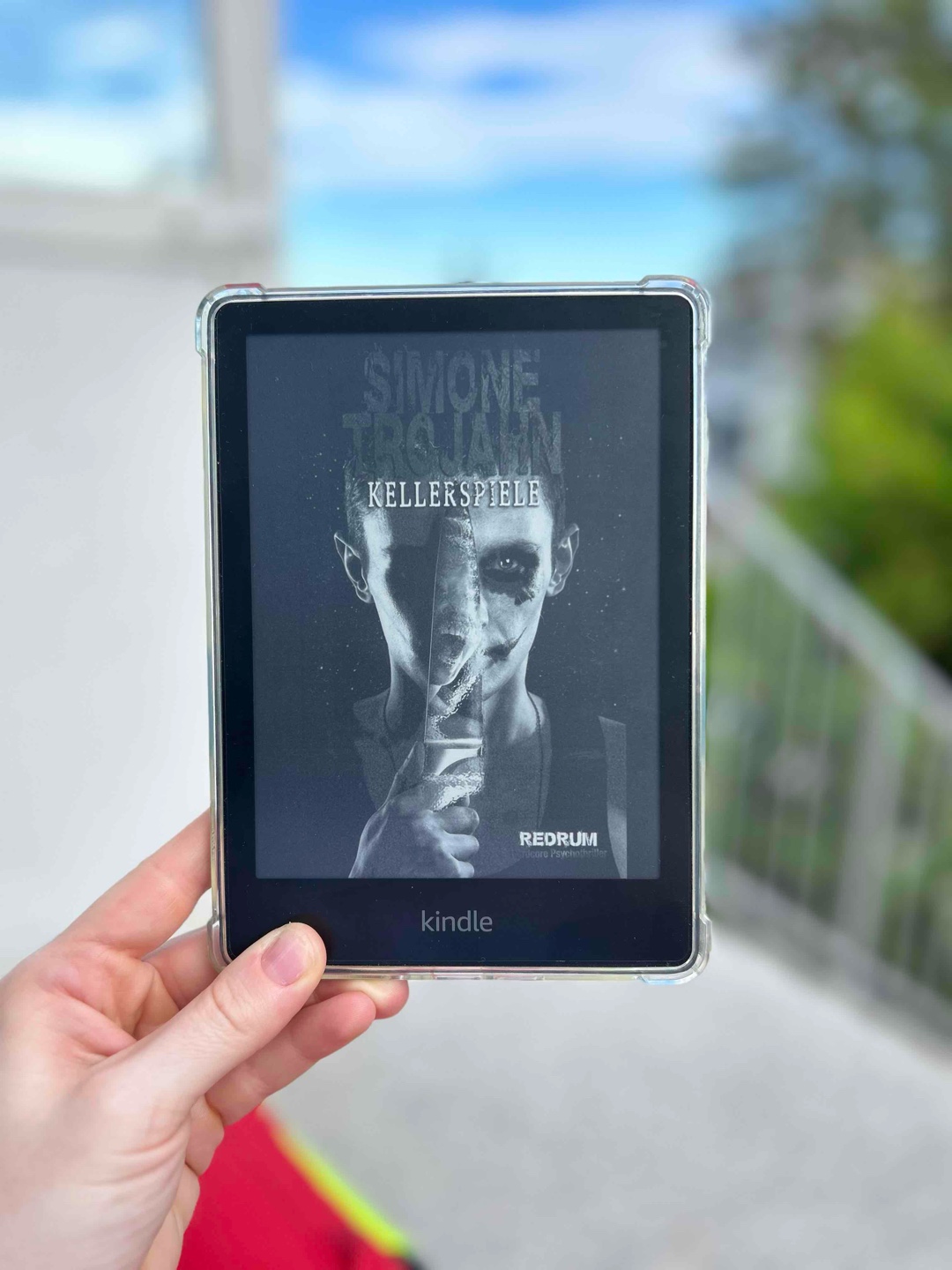 Gut das die Geschichte nicht auf wahren Begebenheiten beruht! 
Wirklich sehr kranke und abartige Story, was Menschen in der Lage sind mit anderen Menschen anzustellen. Und manchmal ist die Story nicht so weit von der Realität entfernt! 
Hatte mit einem anderen Ende gerechnet aufgrund des Klappentextes 🫣
Das Buch hat 5 große Kapitel, die sehr lange sind und nicht unterteilt in kleinere. Muss man mögen, beim E-Book hat es mich nicht gestört 🙈