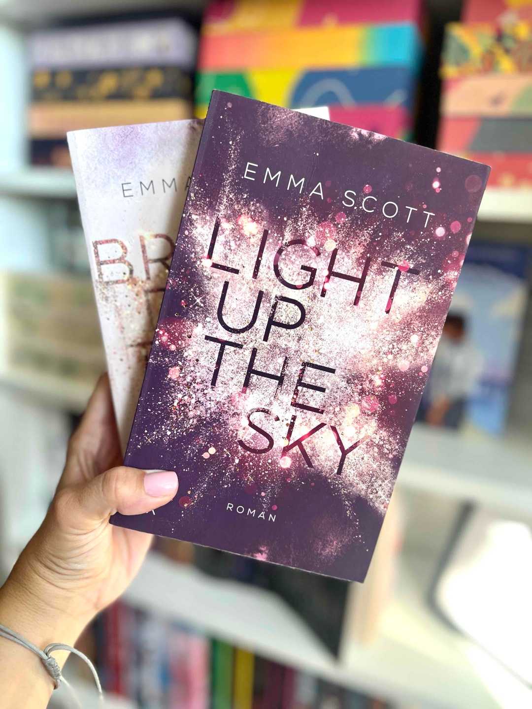 Light up the Sky“ hat all meine Erwartungen erfüllt und mich tief berührt. Die Geschichte wird noch ernster und intensiver, was sie unglaublich fesselnd macht. Die Entwicklung der Liebesgeschichte zwischen Weston und Autumn ist wunderschön und tiefgehend. Ich habe mit den Charakteren mitgefiebert, ihre Sorgen und Hoffnungen geteilt, und besonders die sensibel eingearbeiteten Themen wie Behinderung fand ich sehr gelungen. Diese Themen verleihen der Geschichte eine zusätzliche Ebene und machen sie noch authentischer. Autumn, Weston, Connor und Ruby haben in diesem Buch echte Stärke bewiesen. Familie, Freundschaft, der Kampf gegen Ungerechtigkeit und sich selbst, und vor allem die bedingungslose Liebe – all das hat mich tief berührt. Ein bewegender Abschluss des »Beautiful-Hearts-Duett«.