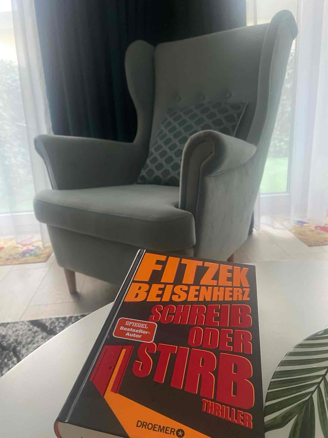 Es war kein komplett typischer Fitzek, aber es steht ja auch noch ein weiterer Name auf dem Cover! Ich fand den Humor meistens sehr gelungen und gut eingearbeitet, ja einige Sachen konnte man erahnen aber ich fand nicht, dass dies besonders viel Spannung genommen hat. Ich fand die Geschichte ausgefallen und definitiv lesenswert!