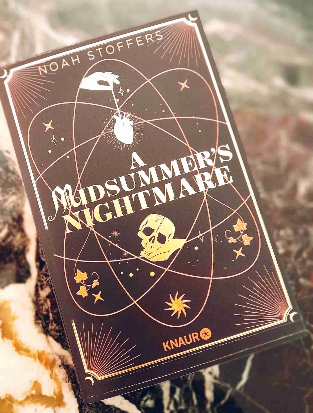 Dark Academia trifft auf schottische Insel im Spätsommer. Mystische, laue Sommernächte alà Shakespeares Sommernachtstraum.
