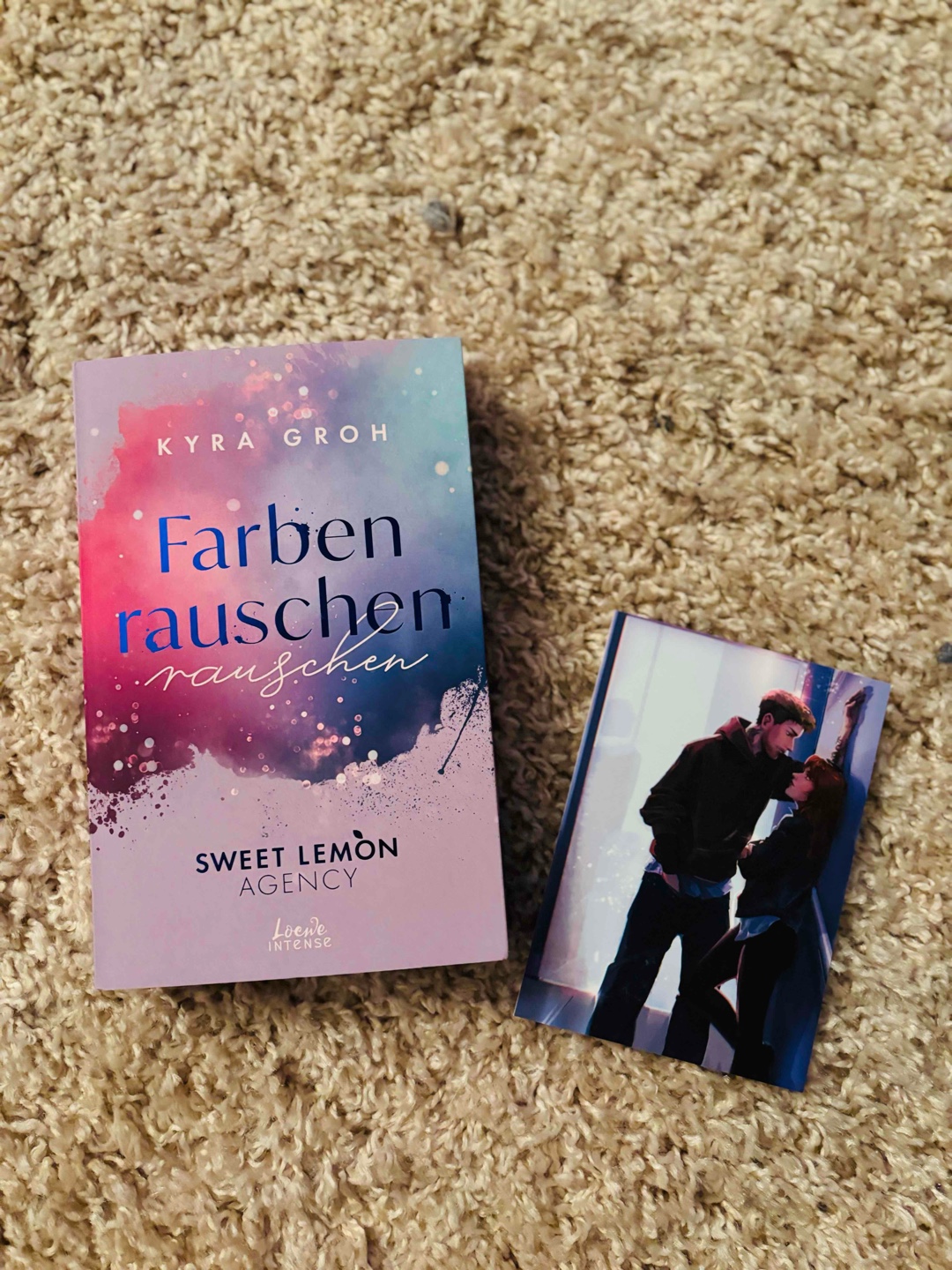 »Allegorie?«, imitiere ich ihn höhnisch. »Gott, ich hasse dich.«
»Nein, tust du nicht.«
»Nein.« Ich schließe die Augen, gehe auf die Zehenspitzen und flüstere gegen seine Lippen. »Tue ich nicht.« 🫧