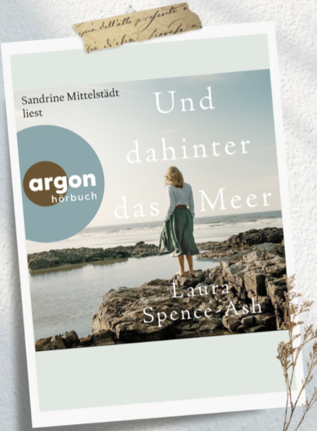 Ein Familienroman, der jedem Familienmitglied seine eigene Stimme gibt.
Ich mochte die vielen kleinen Beobachtungen der Beziehungen, obwohl ich normalerweise bei vielen Perspektiven nicht ganz warm werde.
Aber hier entwickelte sich eine ganz eigene Spannung. Manche Konflikte hätte ich gerne direkt beigewohnt und nicht erst im Rückblick.
Auf der anderen Seite habe ich gerade dieses ruhige innige Miteinander sehr genossen.
Ein ruhiges Hörbuch, bei dem Seite um Seite die Protagonisten zu Familienmitgliedern werden.
