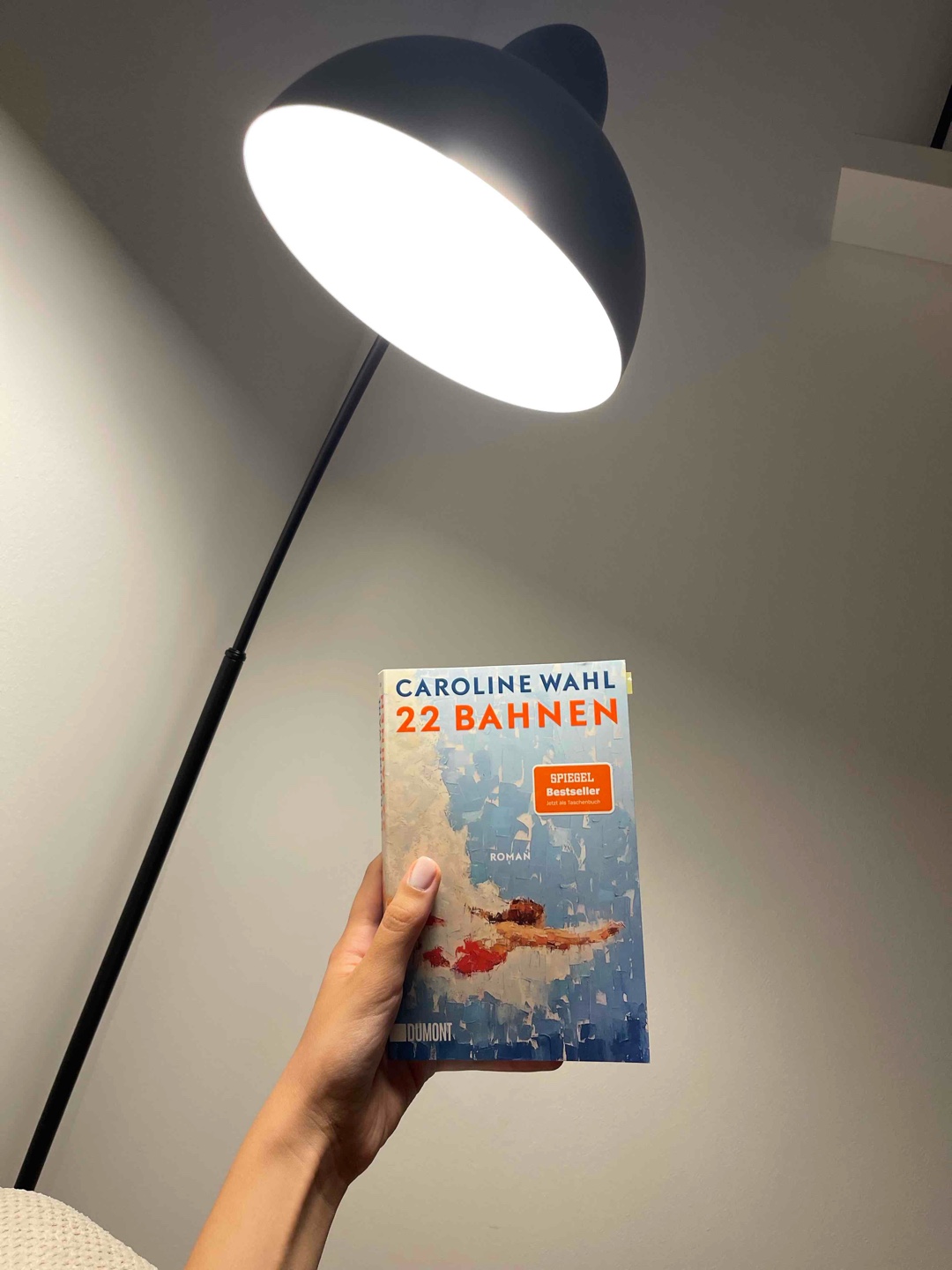 Ein so so tolles Buch, absolute Empfehlung!
Ich habe den Schreibstil, die Charaktere, die Beziehung von Tilda und Ida so sehr geliebt. In dem Buch verbergen sich so viele wichtige und ernste Themen und gleichzeitig werden die kleinen Dinge so sehr geschätzt. Es hat mir richtig viel Spaß gemacht, Tilda zu begleiten und ich musste mehr als einmal schlucken. Ich fand jeden Teil der Geschichte für sich sehr spannend und eindrucksvoll, es gab meiner Meinung nach nie Längen und das Buch ließ sich sehr flüssig und angenehm lesen. Alles war so real und so echt geschildert, das mochte ich sehr.
Sobald das zweite Buch als Taschenbuch erscheint, möchte ich es sofort lesen!