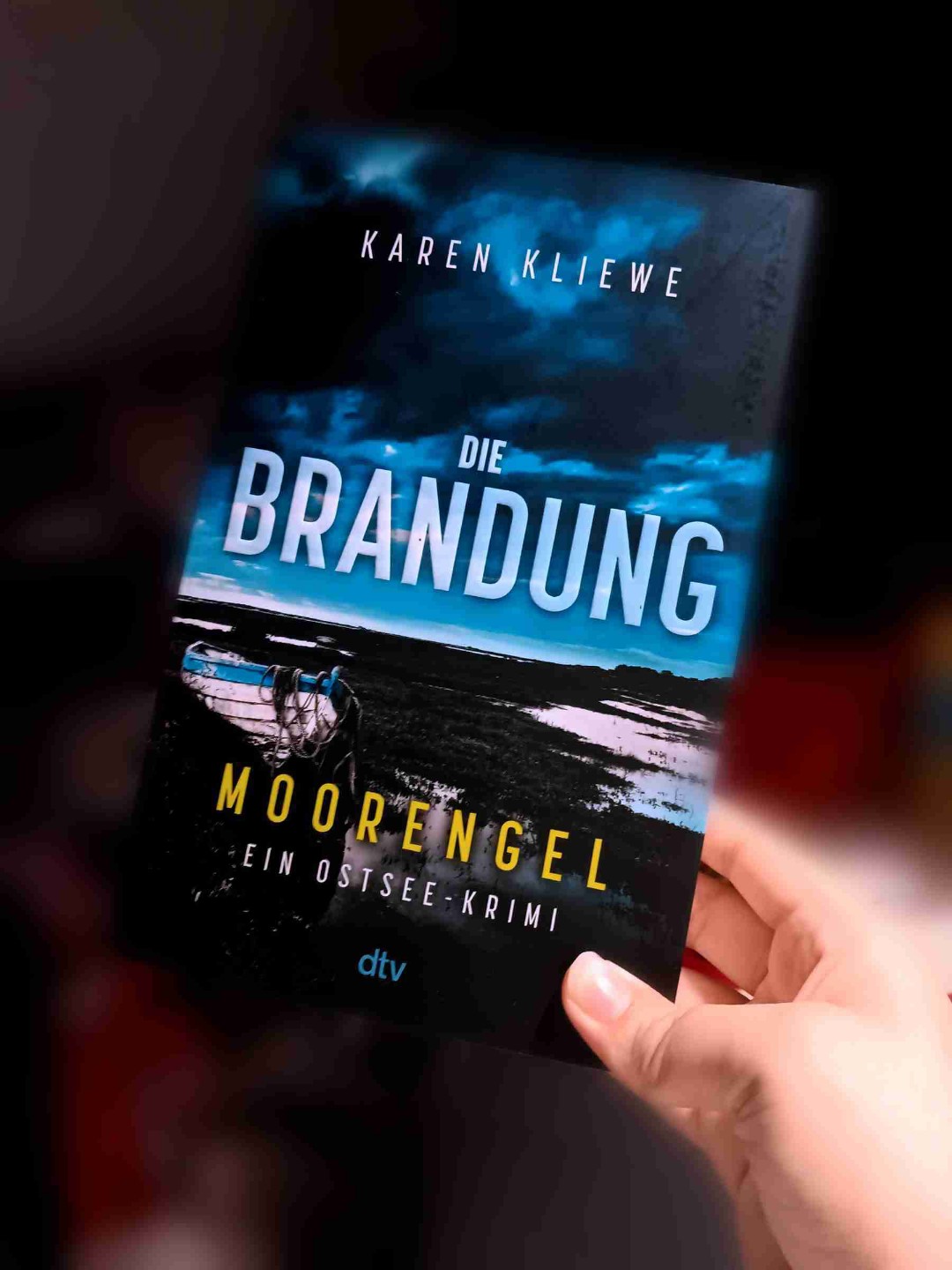 Was für ein spannendes Buch, es war sehr aufregend es zu lesen , richtig gut geschrieben, kann ich auf jeden Fall weiterempfehlen es zu lesen an die es noch nicht gelesen haben. Es bleibt spannend bis zum Ende.