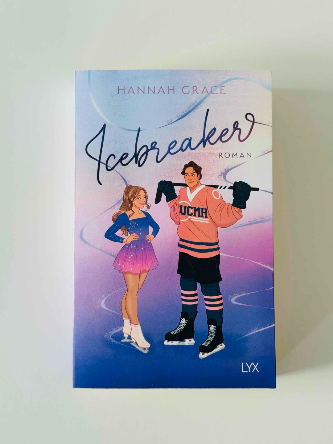 „Icebreaker“ von Hannah Grace
Umfasst 560 Seiten und erschien beim Lyx Verlag.
Klappentext: Seit ihrer Kindheit träumt Anastasia Allen davon, es ins Team USA und somit zu den Olympischen Spielen zu Schaffen, und dank ihres Stipendiums an der University of California sowie eines strengen, aber Perfekten Zeitplans ist die Eiskunstläuferin ihrem Traum so nah wie noch nie. Doch plötzlich muss eine der wenigen Eissporthallen des Campus geschlossen werden, und kurz darauf fällt auch noch Anastasias Eiskunstlaufpartner aus.
Völlig unerwartet bietet ausgerechnet Nathan Hawkins, der beliebte Captain und äußerst attraktive Captain des Eishockeyteams ihr an, für diesen einzuspringen. Anastasia stimmt dem Angebot zu, doch sie Kann sich keine weitere Ablenkung leisten vor allem nicht in form ihres neuen Partners, der ihr Herz mit jedem noch so kleinen Lächeln schneller Schlagen lässt.