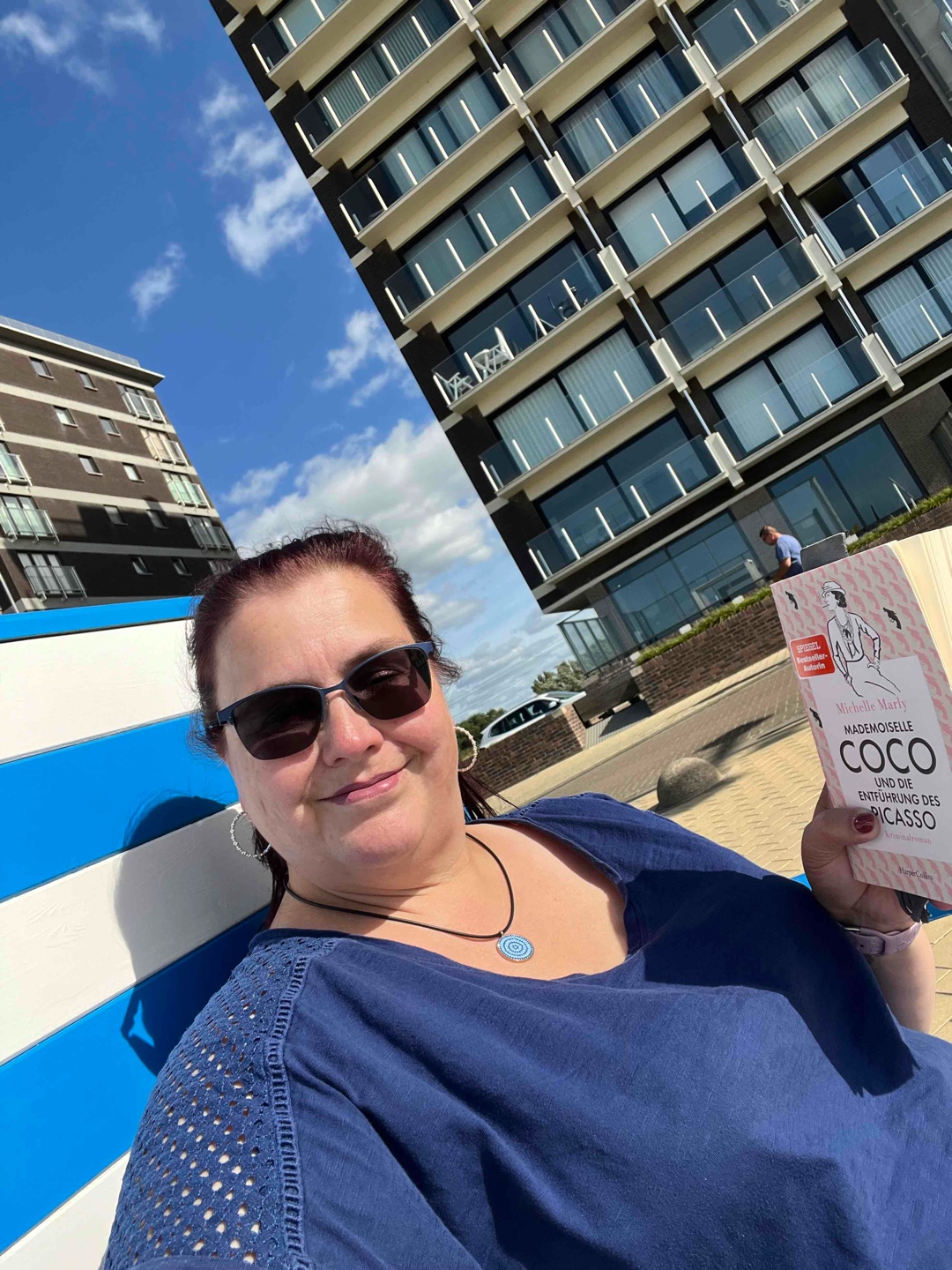 Spannend, kurzweilig. Ein Krimi , in dem lauter Personen aus Cocos Leben vorkommen und der Kommissar gefällt mir.
Hoffentlich gibt es eine Forzsetzung 🙋🏻♀️