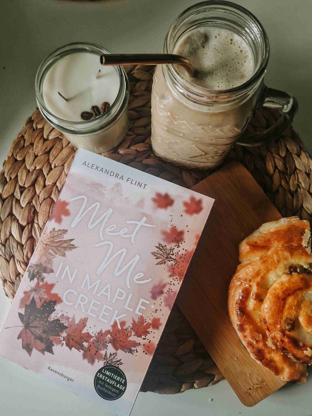 🍁☕️ | „Wer bist du, Joshka?"
„Ich bin derjenige, der dich in den Abgrund stürzen wird. Aber ich werde auch derjenige sein, der unten steht und dich auffängt."