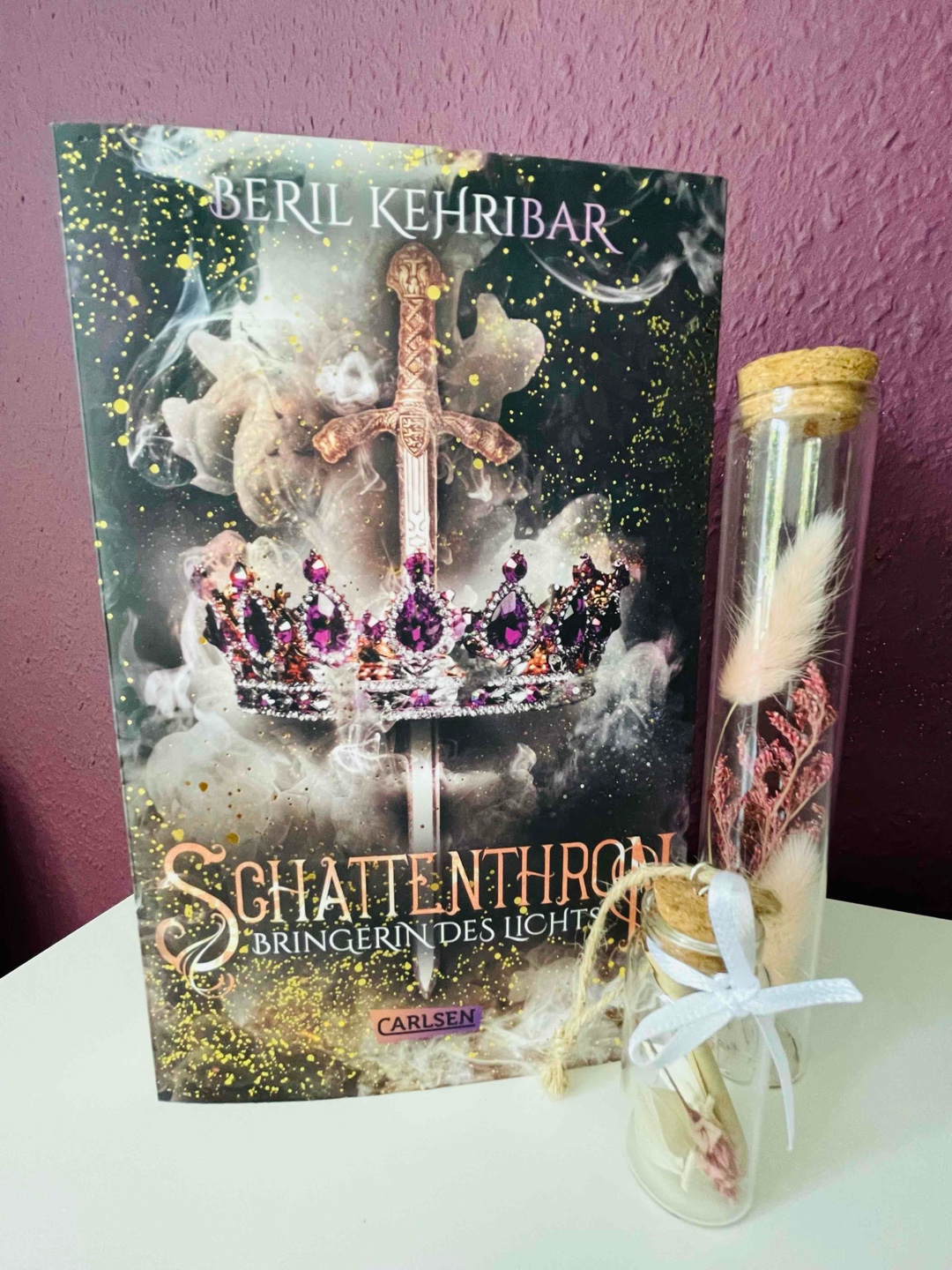 Ich weiß garnicht warum ich solange gebraucht habe um das Buch von meinem sub zu nehmen und zu lesen 🙈
Wie das erste Buch hat es mir sehr gut gefallen das Ende fand ich einerseits sehr schön aber auch sehr traurig 😭 hätte mir eine anderes Ende der Reihe gewünscht 🥲
Trotzdem hat das Buch direkt weiter gemacht wo das erste geendet hat und war bis zum Schluss spannend und hat mich sehr gefesselt 🥰 ♥️