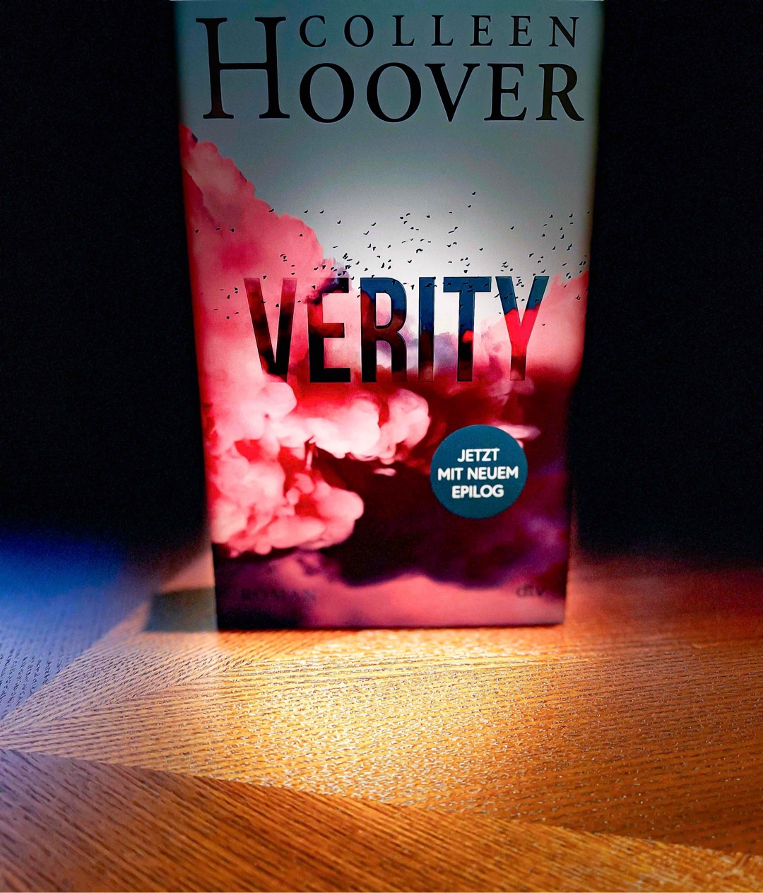 Ghaaaaa wow! Psychothriller lese ich eigentlich nicht aber das Buch hat mir richtig gut gefallen. Die ganzen Handlung und Lowens Gedanken werden spannend erzählt, sodass ich gar nicht mehr aufhören wollte zu lesen. Teilweise habe ich echt Gänsehaut gekriegt und mich in meinen eigenen vier Wänden nicht mehr wohl gefühlt. 😱😅