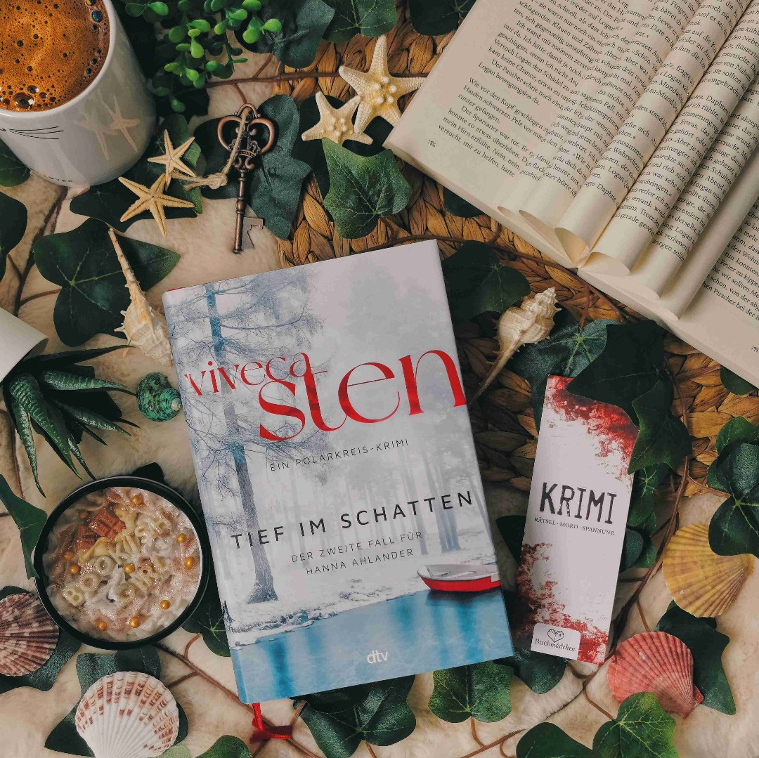 "Tief im Schatten" ist eine klare Empfehlung von mir. Besonders wenn ihr auf der Suche nach einem Buch mit anhaltender Spannung sucht, seid ihr hier genau richtig 🤎