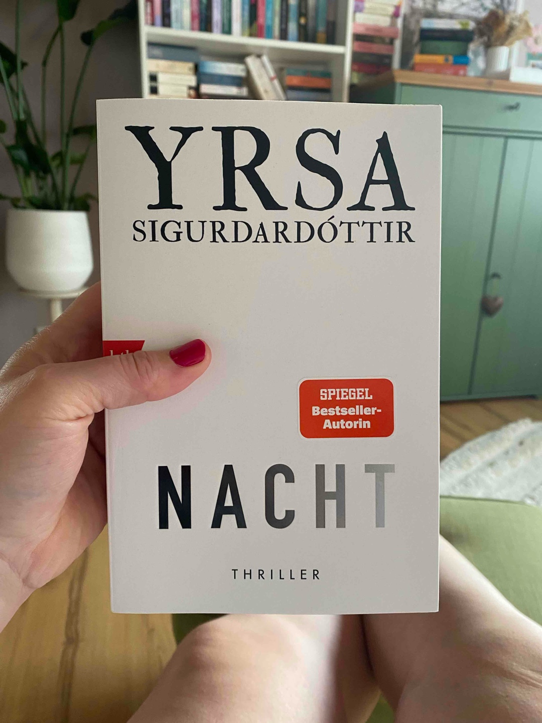 Die Geschichte ist ideenreich und kurzweilig spannend geschrieben.
Allerdings mochte ich den Schreibstil überhaupt nicht. 
