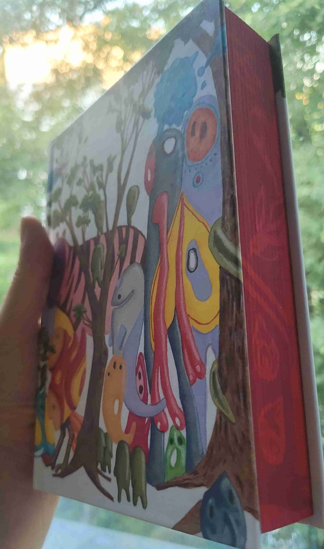 Ein Junge spürt die Präsenz von Monstern an seiner Schule und wird dafür von allen gemieden. Nur der Hausmeister und ein neuer Schüler freunden sich mit ihm an.
Diese Inhaltsangabe ist sehr plump, denn das, was euch in diesem Manga erwartet, ist schlicht und ergreifend Kunst.
Zeichnerisch, erzählerisch und im Gesamtwerk.
Wer Action erwartet - Finger weg.
Totoro mit einer Prise Alice im Wunderland.
Der Stil Toshiaki Toyodas (Regisseur) in Kollaboration mit Ghibli.
Adoleszenz- und Coming-of-Age Drama mit schrulligen Charakteren und einer berauschenden Gesamtatmosphäre.
Hach... und all diese Versuche einer 'Bezeichnung' sind zum Scheitern verurteilt, da es doch all das ist und weniger (auf der Oberfläche) und mehr (im Inneren).
Wer auch nur etwas Interesse in sich keimen spürte: lest es, fühlt es, genießt es.