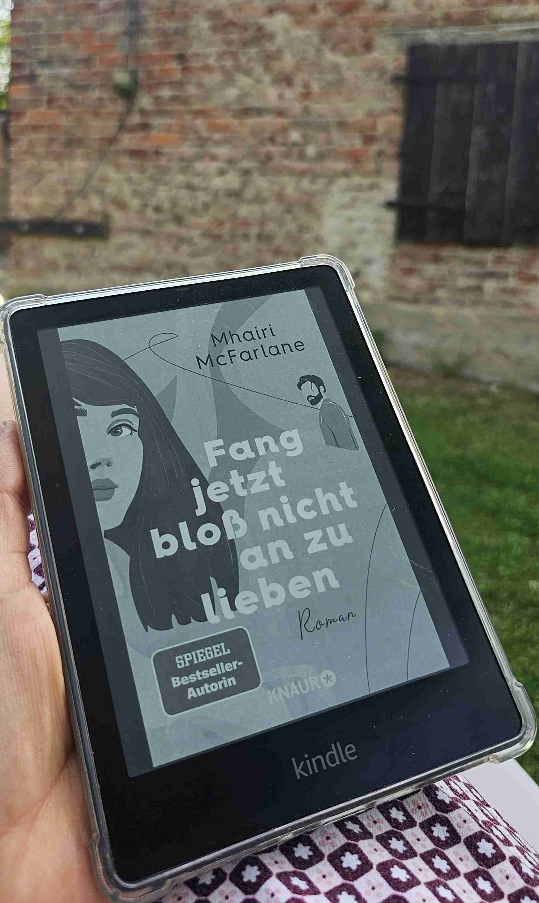 Tolle Geschichte aber irgendwie hat es sich bissl gezogen. Hab schon mehrere von ihr gelesen die ich schneller abgeschlossen Hatte aber ein tolles Ende ☺️