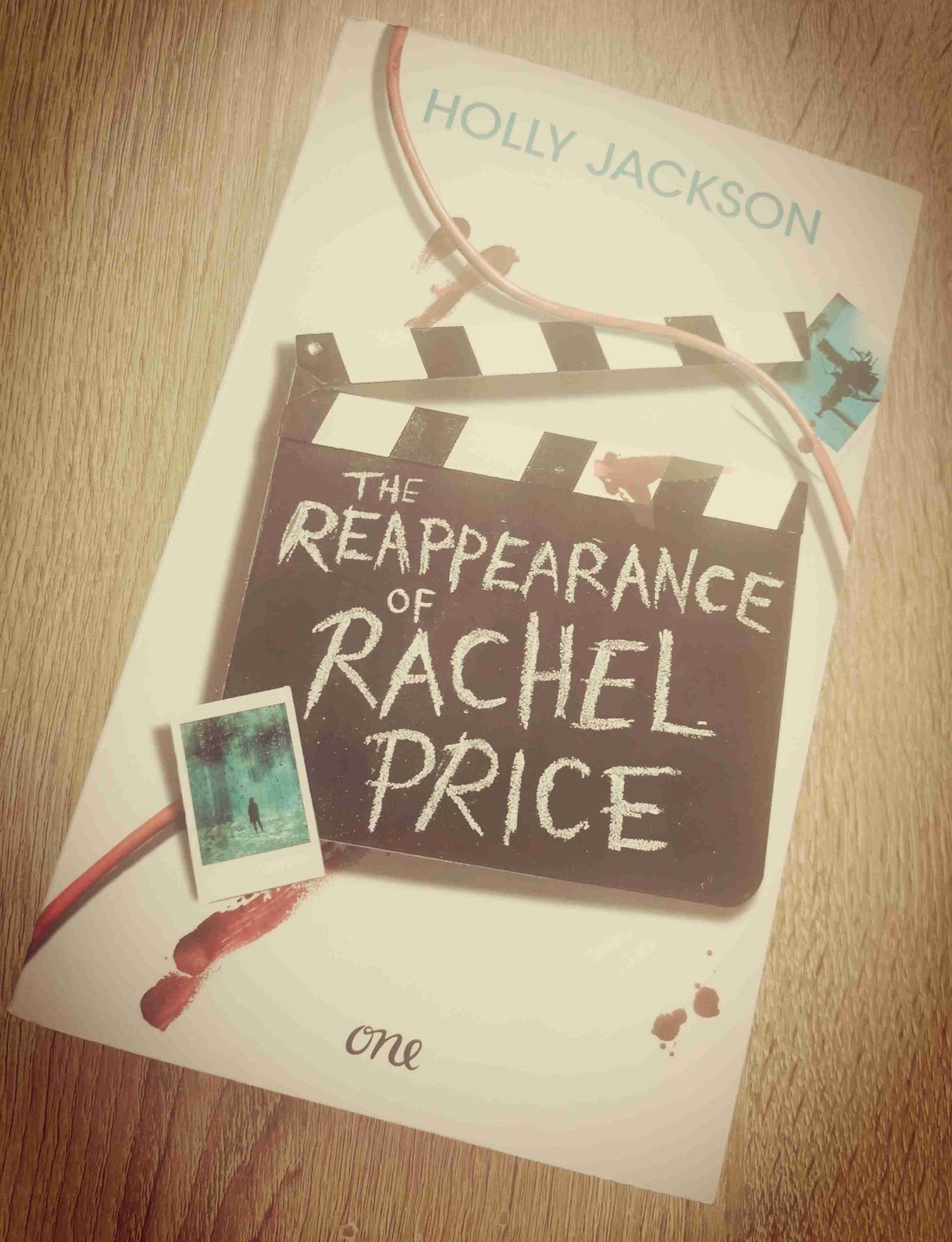Nachdem ich die anderen Bücher von Holly Jackson bereits verschlungen hatte, musste ich unbedingt sofort das neuste Buch lesen.
Und es ist einfach ein Nachhause-Kommen in einen wunderschönen Schreibstil, mit dem die Autorin die Geschichten auf ganz besondere Art zum Leben erweckt.
Ich habe das Buch in kürzester Zeit verschlungen und hab mich gefühlt, als ob ein Film vor meinem inneren Auge abläuft.
Man fiebert mit Bel komplett mit und läßt sich durch ihre Gefühle genauso leiten, wie es die Autorin geplant hat.
Die Plottwists waren (für mich) nicht vorhersehbar, sodass mich das Buch wirklich überraschen konnte!
Eine ganz klare Empfehlung ❤️