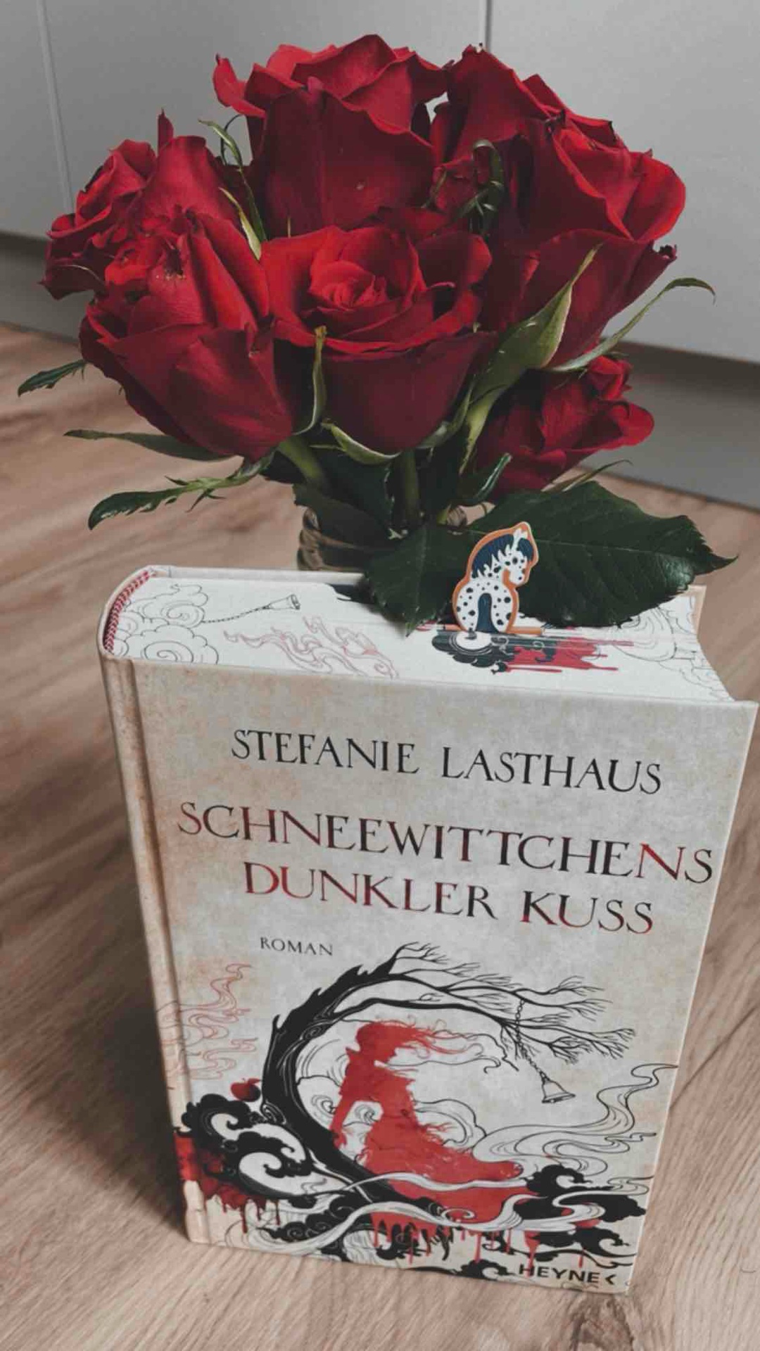 Ein rätselhaftes Schneewittchen im düsteren Nebel und eine Protagonistin, die Licht ins Dunkel bringt.