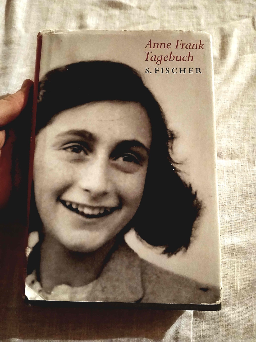 „ Ich sehe, wie die Welt langsam immer mehr in eine Wüste verwandelt wird, ich höre den anrollenden Donner immer lauter, der auch uns töten wird, ich fühle das Leid von Millionen Menschen mit. Und doch, wenn ich zum Himmel schaue, denke ich, dass sich alles wieder zum Guten wenden wird (…).“