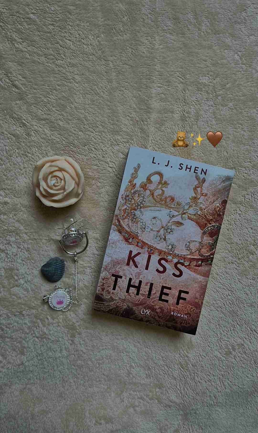 Drei Notizen📜, Zwei Masken🎭, Ein Kuss💋
,,Meine Flügel sind nicht zum Fliegen da, sondern um meine Familie zu beschützen"-
Francesca & Wolfe🪽