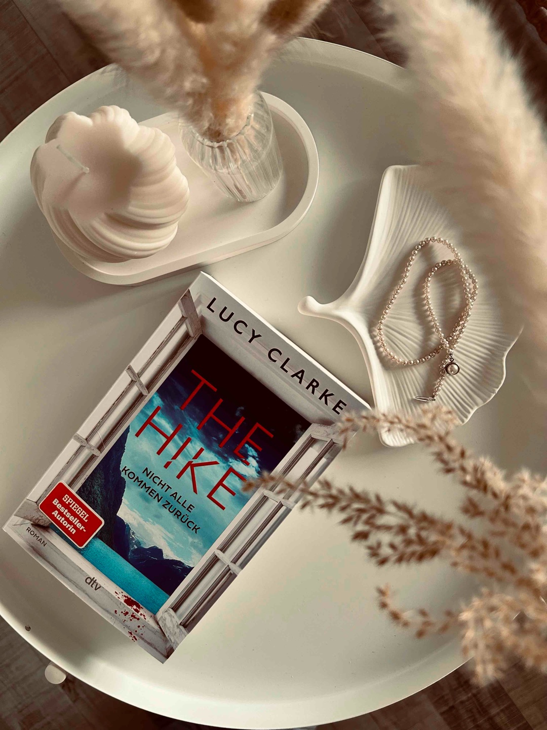 Trotz der tollen Kulisse (ich liebe Norwegen😍) und einer gewissen Atmosphäre, hat mich das Buch nicht so richtig in seinem Bann ziehen können, wie es bei One of the Girls der Fall war.