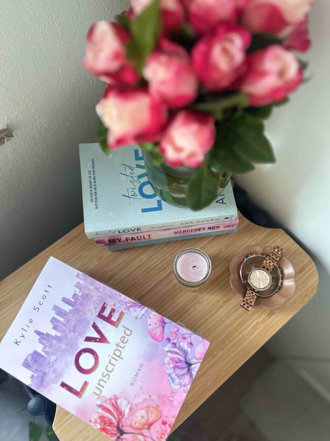 Kylie Scotts Geschichten sind meiner Meinung nach immer ein kleines Chaos und dennoch mag ich ihre Bücher mit ihren Storys und chaotischen Charakteren sehr. 