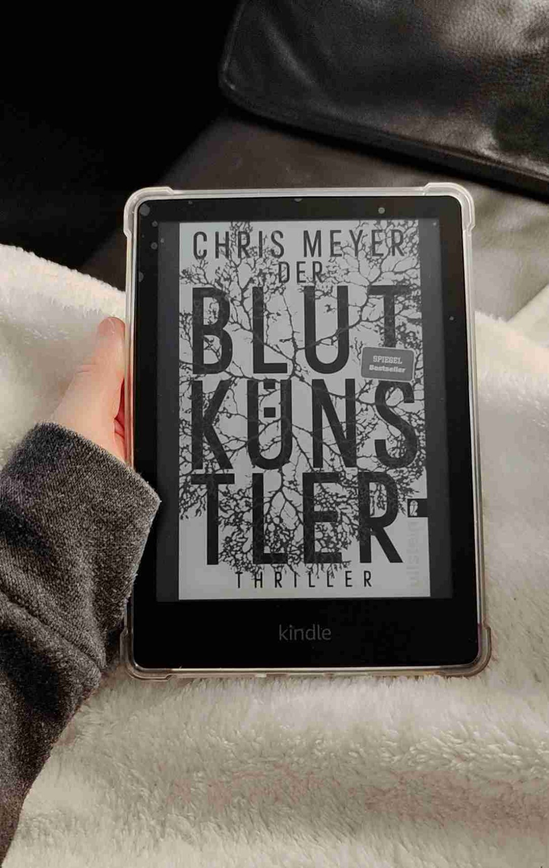 Krank, gestörter, Chris Meyer!
Habe die Reihe mit Band 3 angefangen - war aber jetzt kein Problem mit Band 1 weiter zu lesen. Wieder unfassbar brutal und detailliert beschrieben und definitiv nichts für Schwäche Nerven! Wenn auch absolut krank eine sehr kreative Idee für eine Mordserie! Auch wenn man wissen wollte wie es weiter geht, fehlte mir etwas Spannung, die gab es irgendwie erst gegen Ende. Durch die verschiedenen Perspektiven und teilweise Rückblicke war das Buch trotzdem durchweg interessant und kein 0 8 15 Werk.