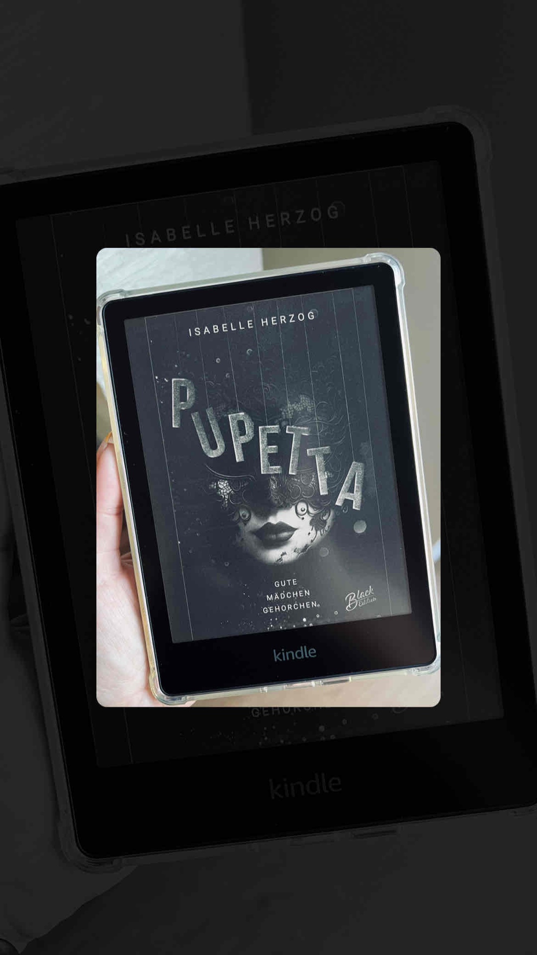 „Ich war der Puppenspieler, und meine Puppen tanzten nach der Melodie, die ich spielte, unwissend und gefangen in dem Netz, das ich um sie gewoben hatte.“