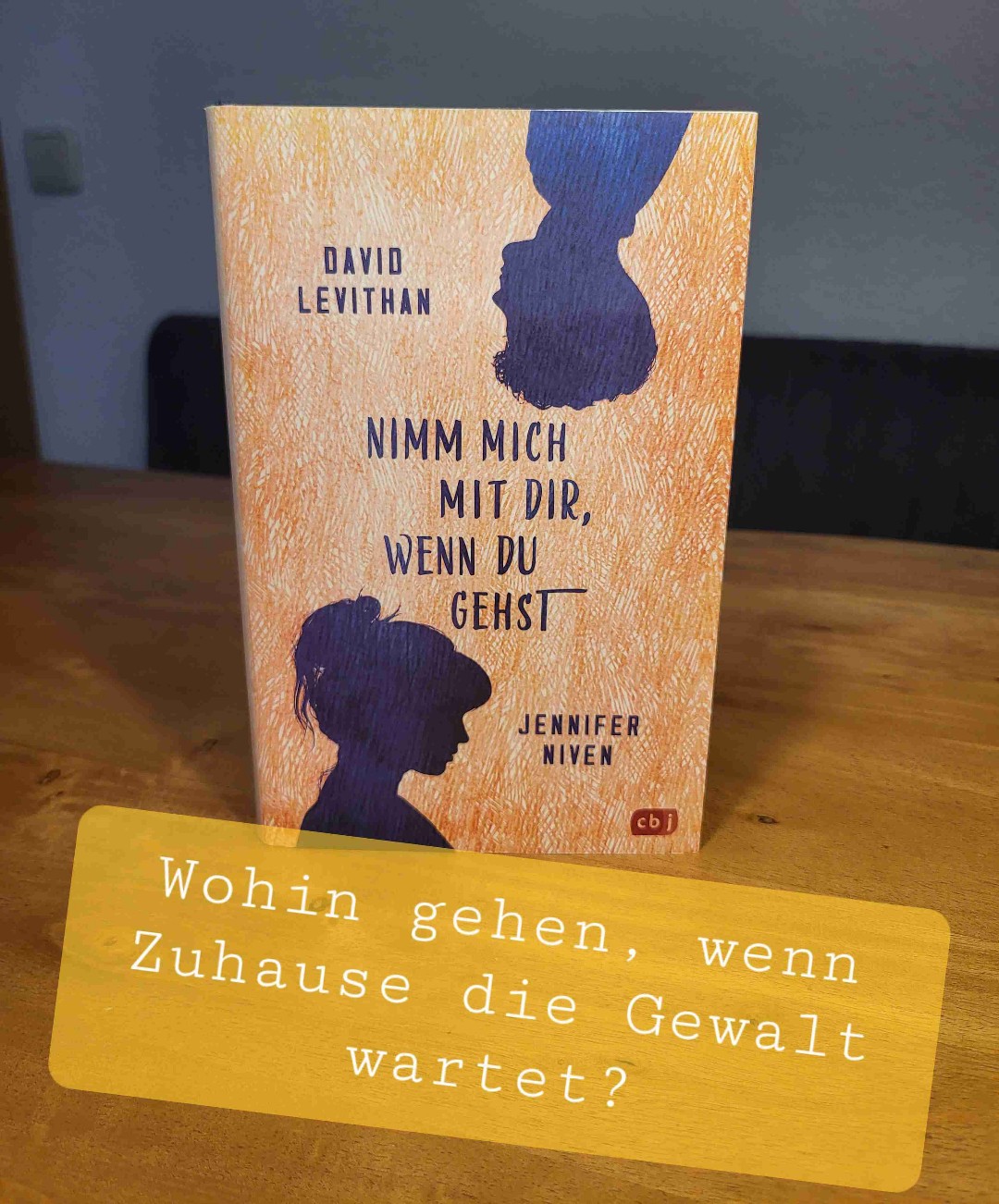 Was machst du, wenn du nur dein gewalttätiges Elternhaus hast? Wohin fliehen? Bea wagt den Schritt ins Unbekannte, muss aber ihren Bruder zurücklassen.
Erschreckend authentisch. Man ist schnell im Sog eines gerne empfohlenen Buches.