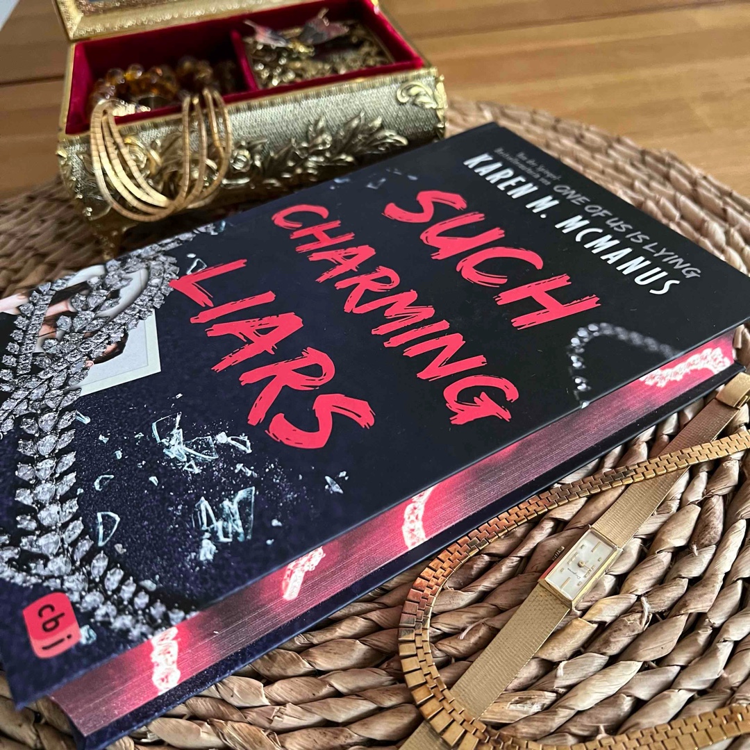 Als Leserin der ersten Stunde, war auch der neue Roman von Karen M. McManus ein Must-Read für mich. Durch den Wechsel des Cover-Stils war ich gespannt, ob es sich auch inhaltlich sehr unterscheiden wird.
Die Autorin ist ihrem Stil aber treu geblieben. Ich mochte auch diesmal die jugendlichen Protagonisten, die Familiengeschichten, Intrigen und überraschenden Wendungen. Manches war ein bisschen vorhersehbar und die Aufklärung etwas wild, aber insgesamt hat mich das Buch  richtig gut unterhalten.