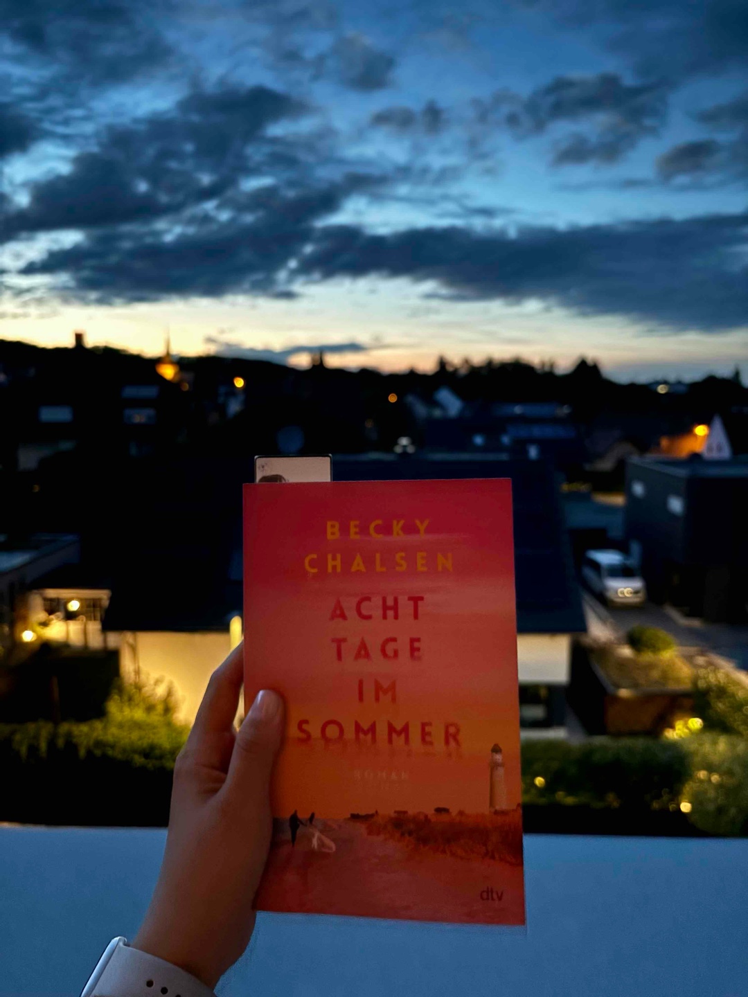 Das Cover und die Tatsache, dass die Story auf einer Insel im Sommer spielt, haben mich (glaube ich) mit anderen/zu hohen Erwartungen an das Buch herangehen lassen. 😯
Leider konnte der Zauber von Fire Island in den ersten 200-300 Seiten nicht so richtig auf mich überspringen. Ich konnte mich nicht in Amy hineinversetzen und so richtig mitfühlen, habe viele Handlungen nicht nachvollziehen können und durch diese „Negativität“ und das anfängliche Unwissen die eigentliche Sommeratmosphäre, auf welche ich gehofft hatte, nicht spüren können.😕
Die letzten 100 Seiten haben mich jedoch überzeugt, endlich hatte ich das richtige Feeling und konnte in die Geschichte eintauchen. 🐚🏝️☀️⛱️🌅🌊👙💒💕🤍 🪩🥂Der Funke ist dann zum Schluss doch noch übergesprungen, nur hätte ich es mir früher gewünscht! ✨
Daher bekommt das Buch nur 2,5 Sterne von mir…. vllt. auch drei. 😉⭐️⭐️⭐️