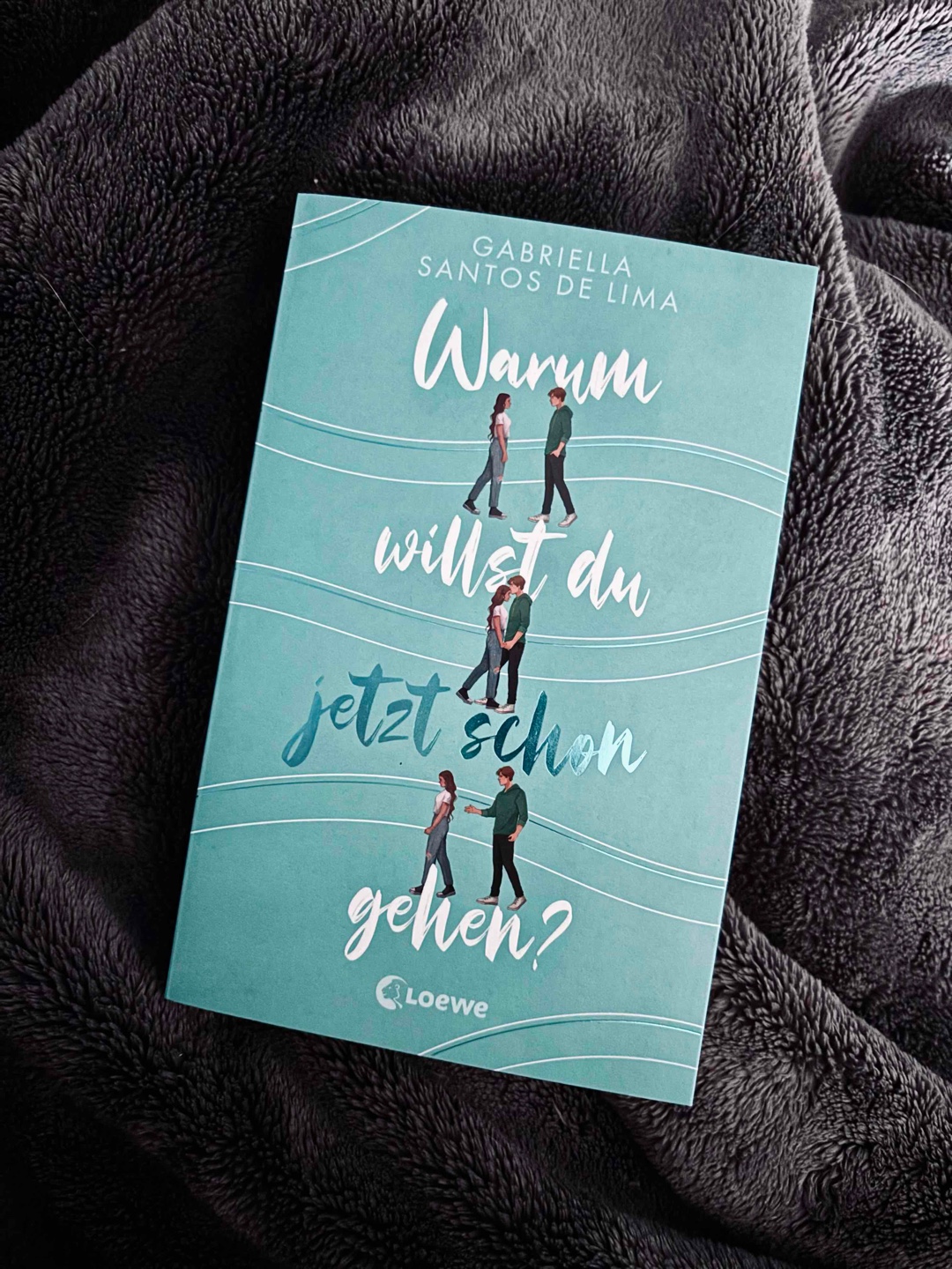 »Du hast etwas in mir getötet und ich bin noch immer so verwirrt und so weit entfernt von mir selbst, dass ich nicht einmal weiß, was genau in mir gestorben ist. […] Ich weiß nur, dass ich mich jetzt in dieser Zugscheibe ansehe und rein logisch betrachtet weiß, dass ich das bin. Aber ich bin mir so fremd. Ich erkenne mich nicht wieder. Wo habe ich mich verlassen?«