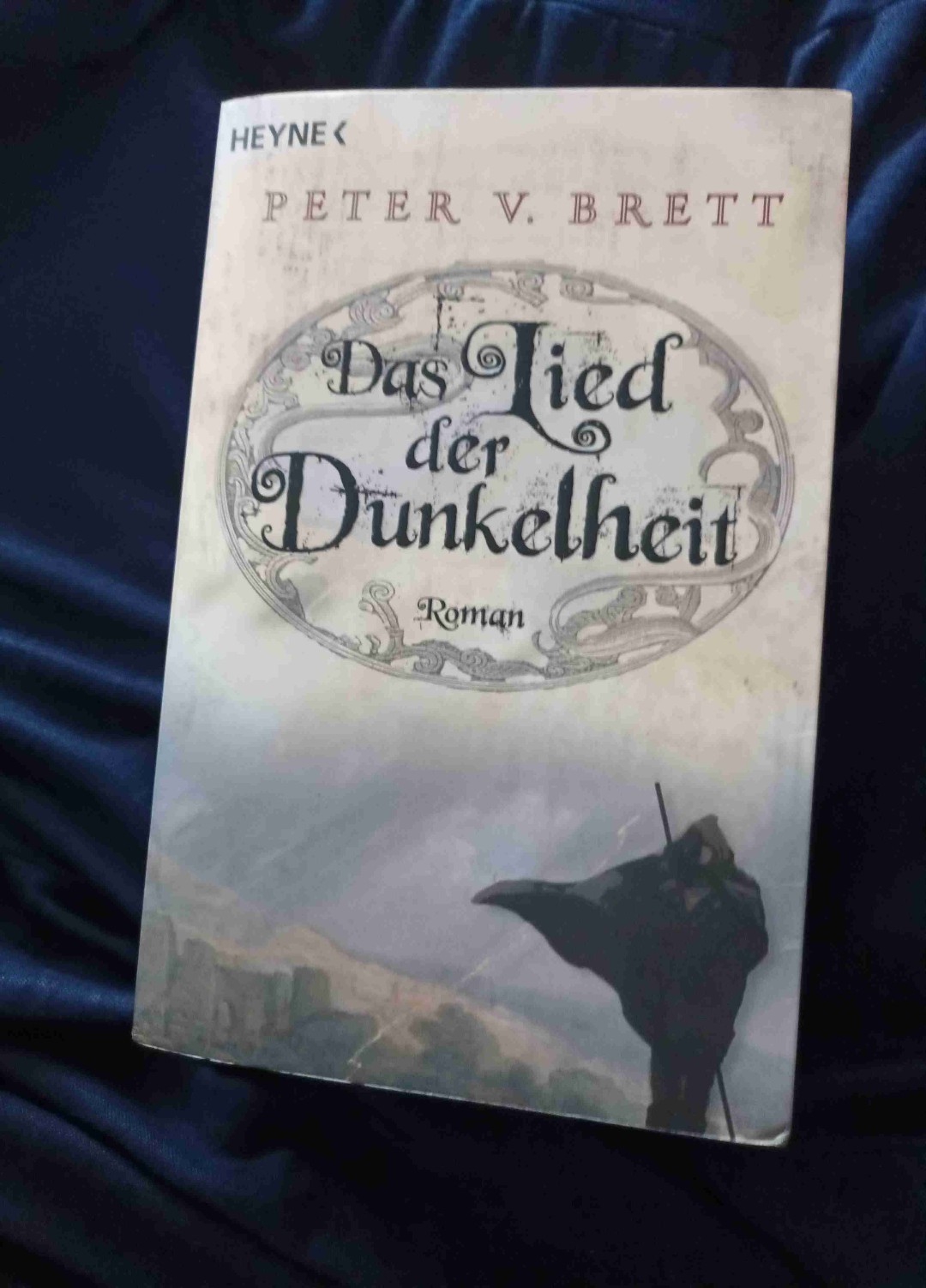 Was für ein Auftakt in diese Reihe, ich bin komplett begeistert. Die Welt hat mich mit ihren Dämonen komplett in seinen Bann gezogen. Die Charaktere finde ich sehr spannend, besonders wie deren Entwicklung weitergeht. Die Story an sich ist etwas ruhiger mit sehr viel Worldbuilding. Der Schreibstil ist sehr angenehm und besonders detailreich und beschreibend, daher etwas langatmig zwischendurch. Freue mich auf Band 2 :)