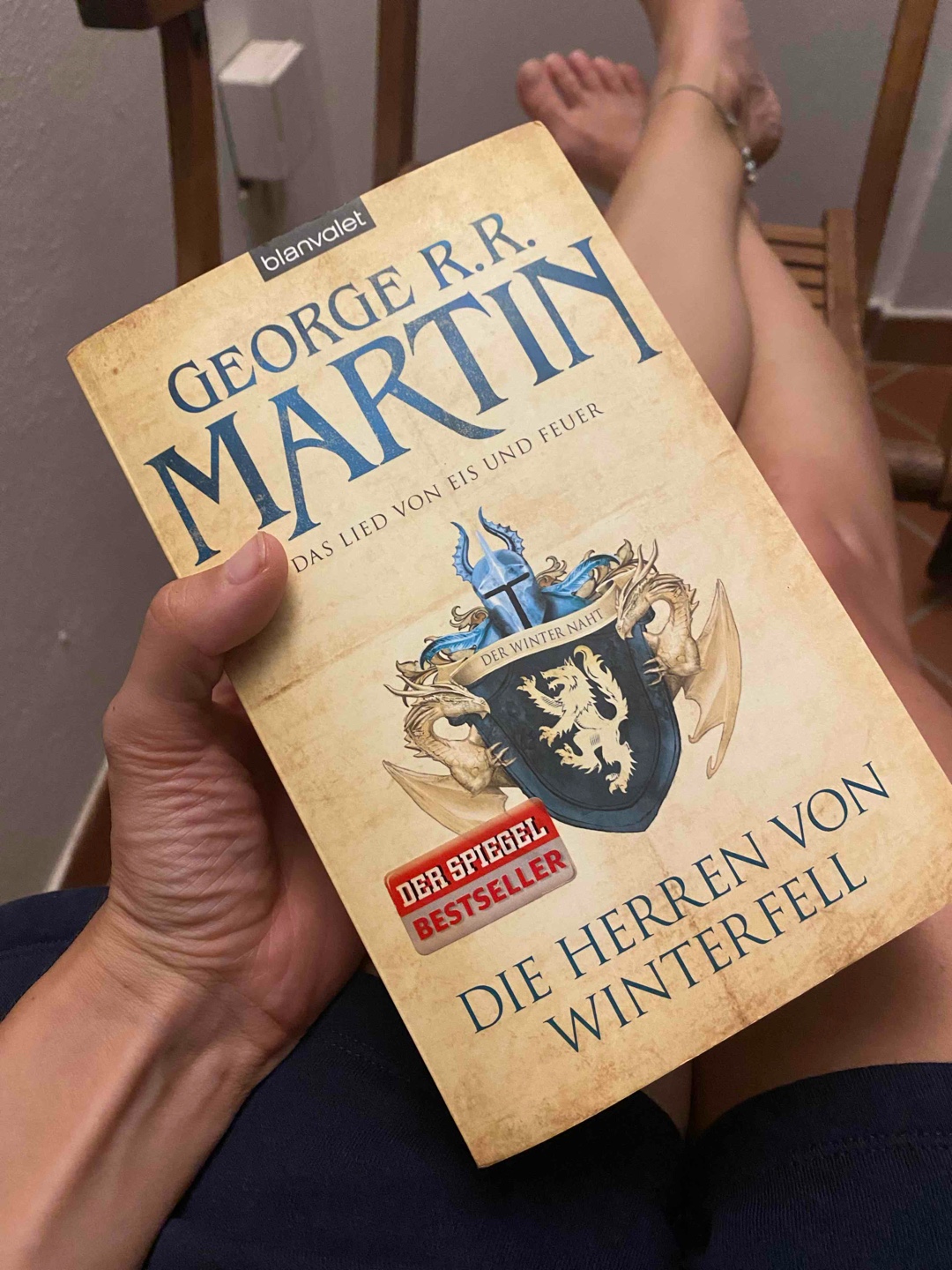 Am Anfang war es durch die vielen Namen sehr verwirrend. Aber wenn man das erstmal hinter sich hat kann man es kaum aus den Händen legen.
Ich freu mich auf eine tolle und spannende Reihe. ❤️