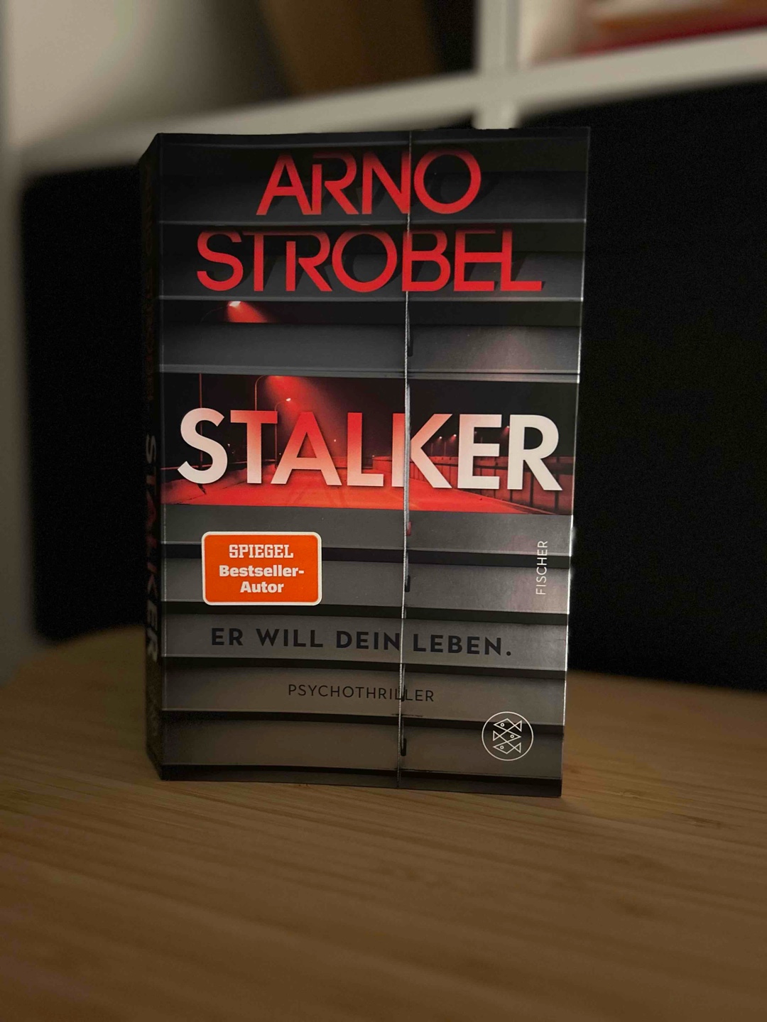 Gute, solide Leistung! War spannend bis zum Schluss, und man wollte dran bleiben und wissen wie die Story ausgeht 🕵️
Fand die Idee worauf die Story aufbaut auch interessant ☺️
Kein übermäßiges „Gemetzel“, für alle die sowas nicht mögen.
Hab es nicht bereut zu lesen 😇