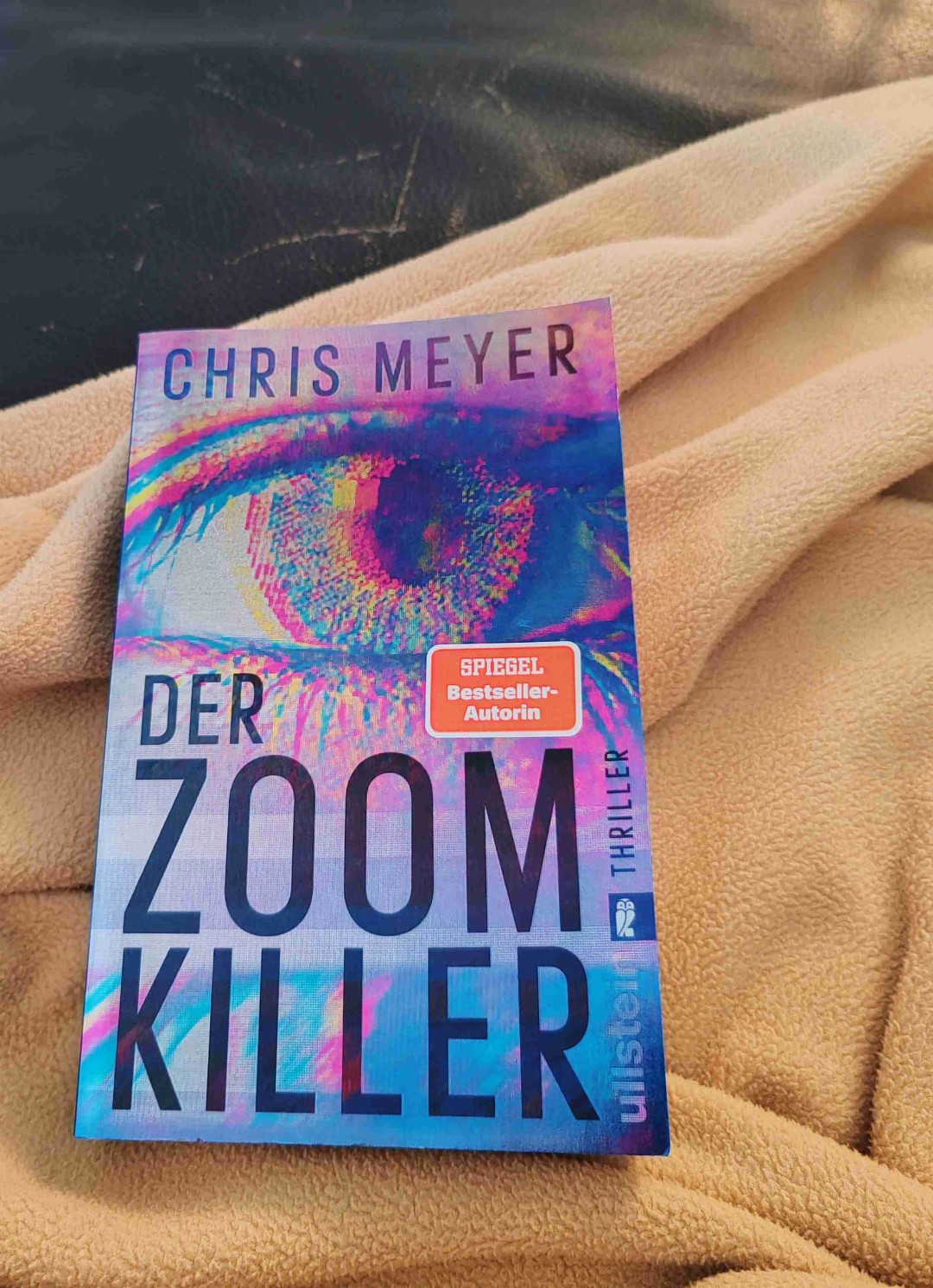 Guter, wenn auch brutaler Thriller! Nichts für schwache Nerven!
Ich habe das Buch relativ zügig durchgelesen, weil man irgendwie wissen wollte, wie es weiter geht. Durch die Rückblicke in Tom's Vergangenheit und durch den regelmäßigen Perspektivenwechsel wurde es nicht langweilig. Durch die sehr detaillierten Beschreibungen leidet man bisschen mit. Wirklich viel Action und Spannung gab es in meinen Augen aber nicht