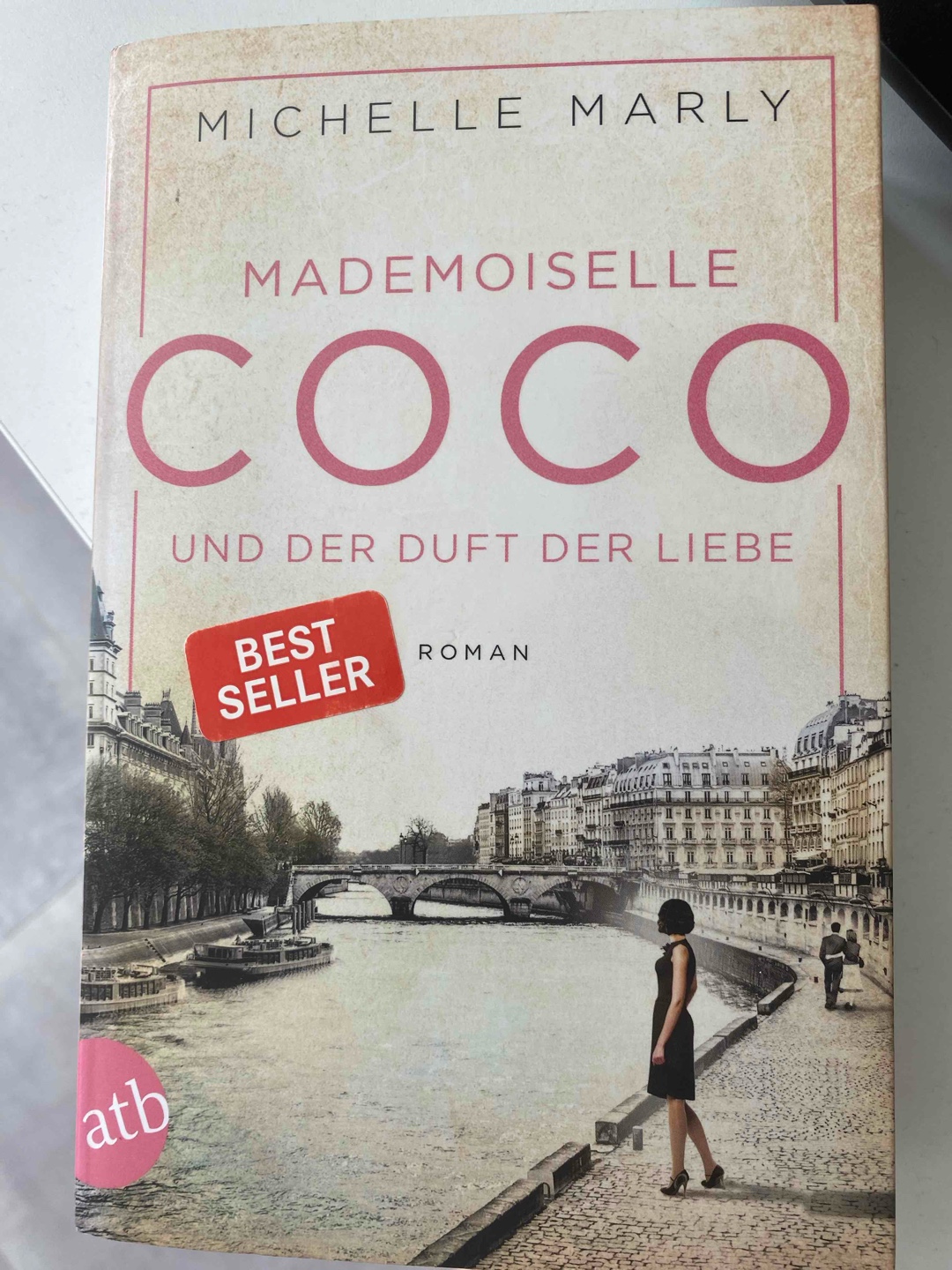 Selten so ein langweiliges Buch gelesen es wird von so vielen verschiedenen Personen erzählt das ich persönlich finde das Ihre Geschichte total untergeht…