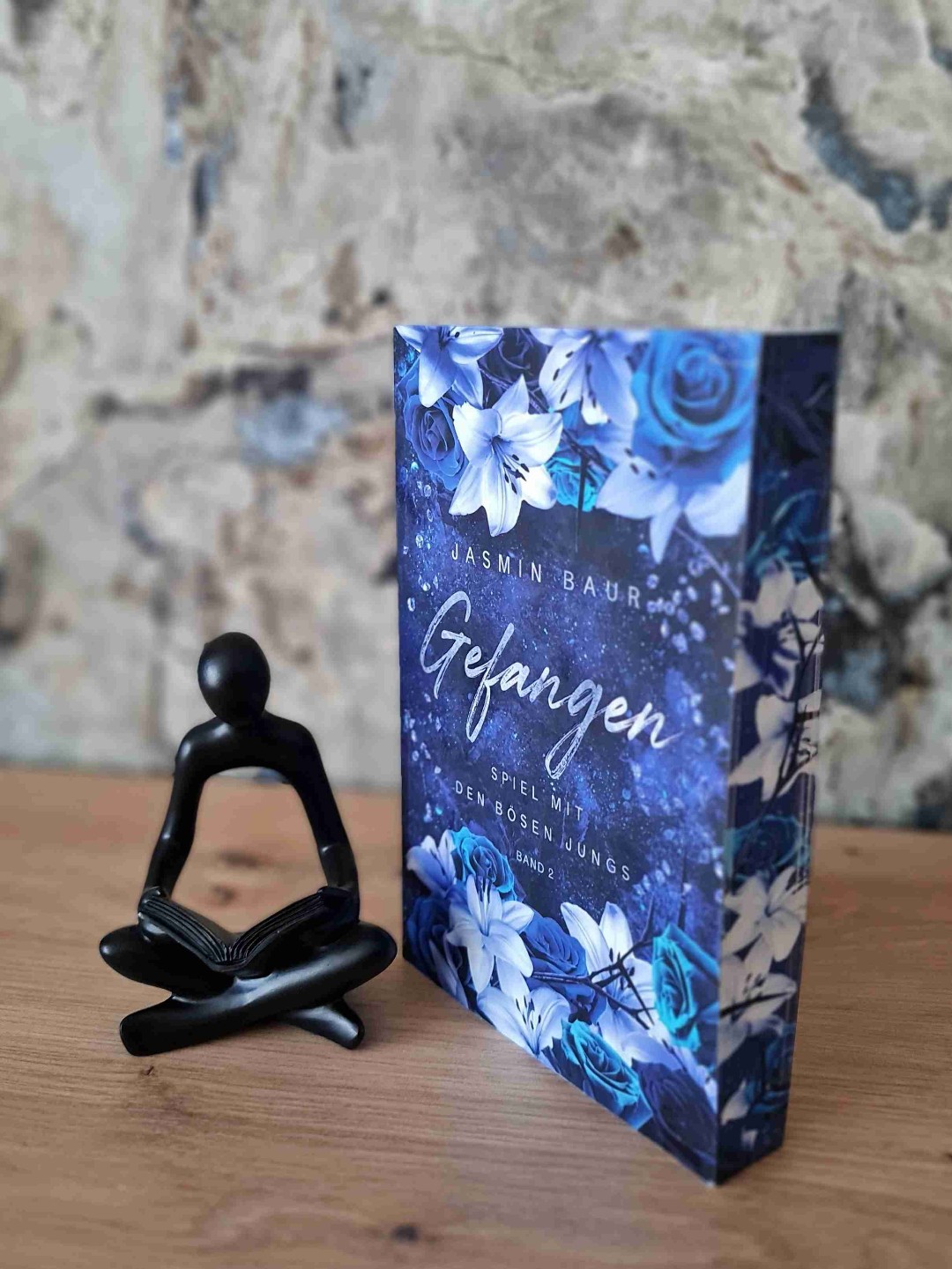 Yessss!!! Jetzt bin ich wieder von Jasmin ,,gefangen"! Das war wie ich es erwartet und auch serviert bekommen habe! Ich liebe diese Dynamik, das Düstere, diese Emotionen, die da aufkommen beim Lesen. Immer wieder das Auf und Ab in der Gefühlswelt der Protas, sei es bei Mia, Liam oder Tyler. Auch die Spannung ist hier permanent und man möchte Mia manchmal einfach nur schütteln oder sie fest umarmen.
Ich freue mich sehr auf Band 3 und bin echt gespannt, weil ich schon die Bilder von Ben, Sam und Emilio gesehen haben...Whohooo, das verspricht einiges!