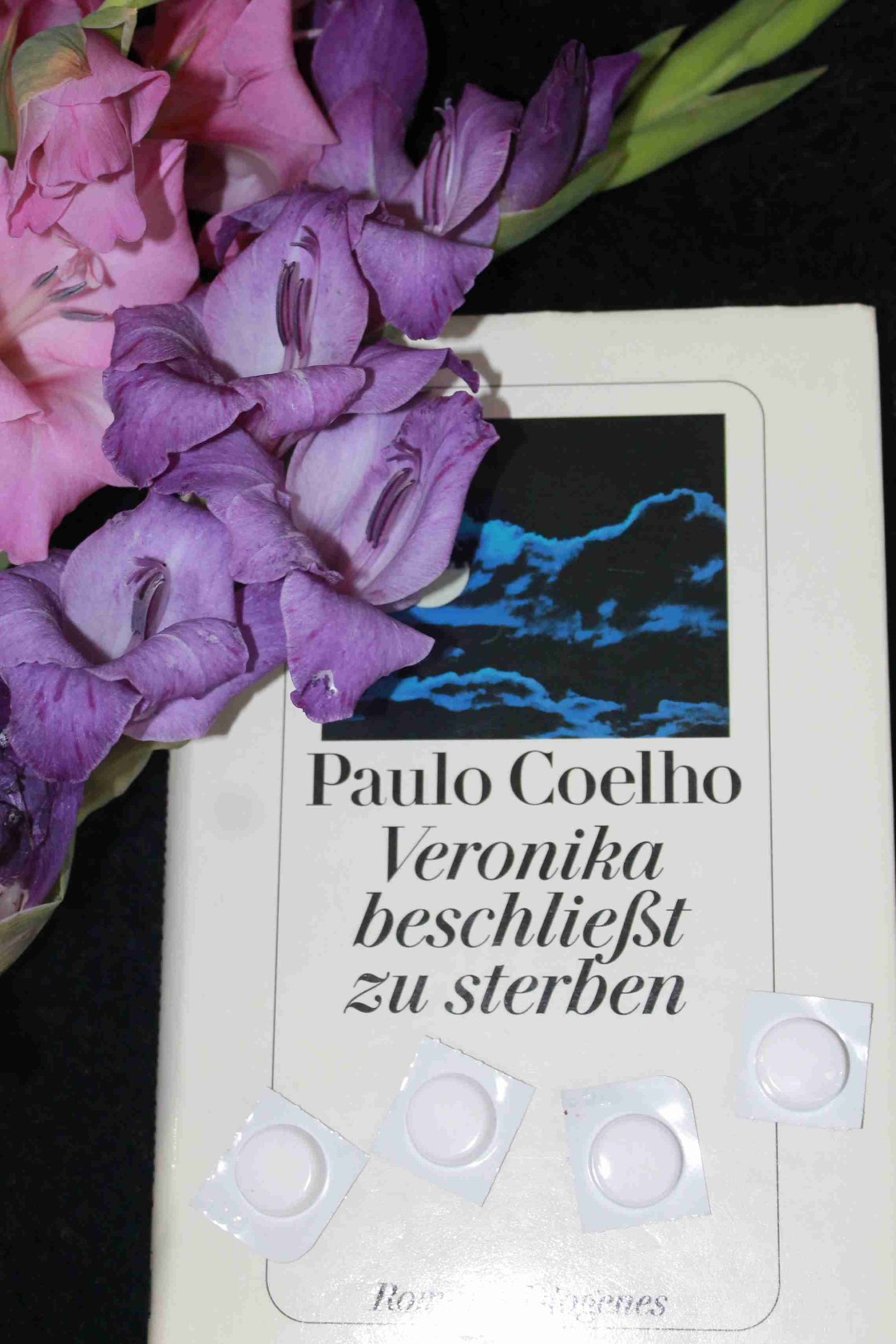Durch dieses Buch habe ich Paulo Coelho lieben gelernt. Dieses Buch spiegel meine Seele wieder. Ich bin verliebt und dieses Buch hat mir Buchstäblich mein Leben gerettet. 