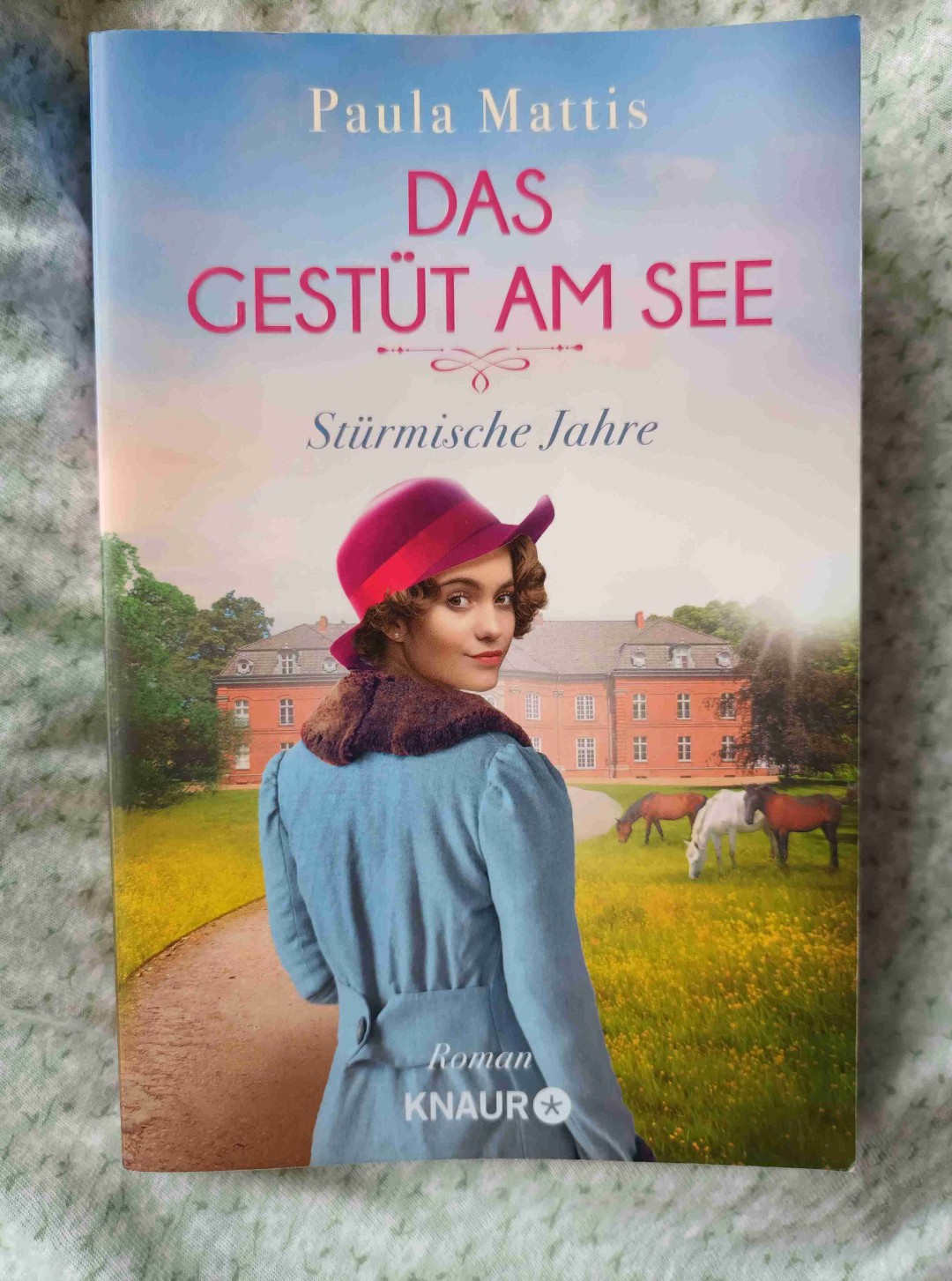 Ein etwas schwerer Einstieg,  aber sehr fesselnd geschrieben, wodurch ich diesen Band doch auf 2 Tage gelesen habe. Sehr dramatische Geschichte. Die Charaktere fand ich im Allgemeinen etwas schwierig und platt, ohne viel Tiefe. Hat mir insgesamt trotzdem gut gefallen