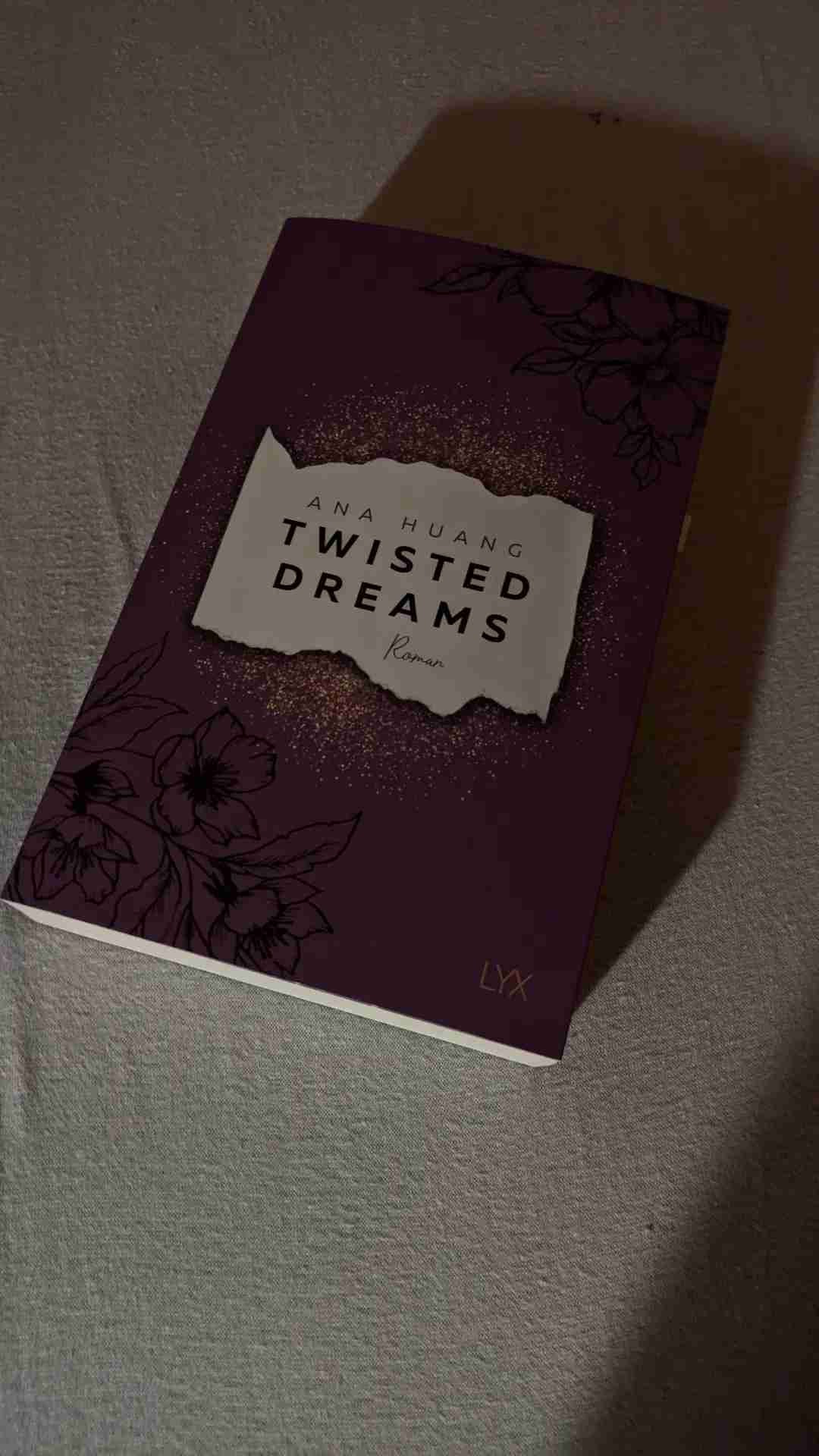 Ein sehr tolles Buch, es ist einfach zu lesen.
Man kann es kaum beiseite stellen weil es einen so fesselt.
Es ist emotional gegen Ende.