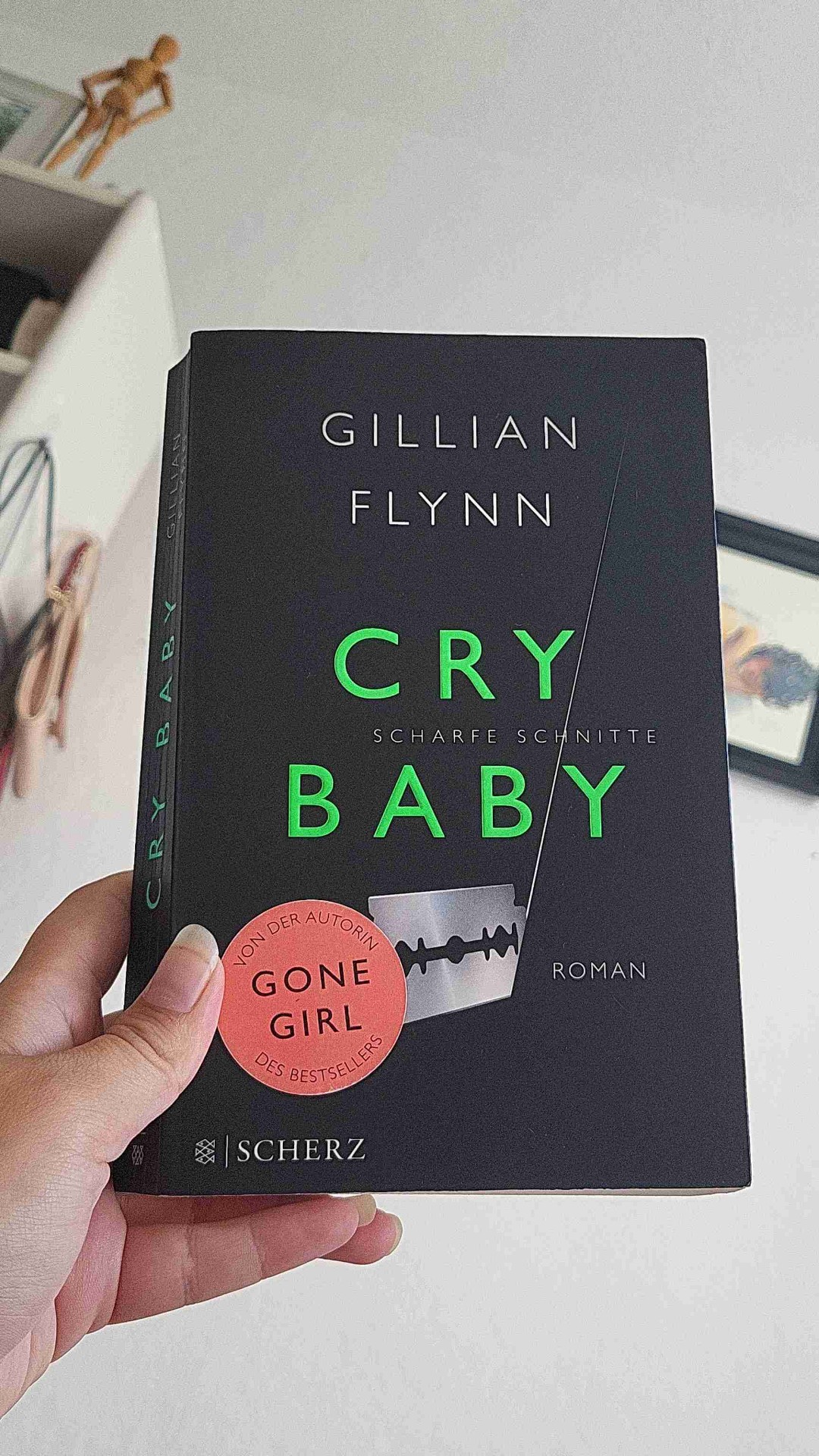 Toller Schreibstil und gut erzählte Geschichte. Es hat sich meiner Meinung nach in der Mitte etwas gezogen, wurde aber dafür mit einem sehr spannenden Ende wett gemacht.
Ich hab vorher noch nichts von Flynn gelesen, vielleicht lässt mich das es besser finden. 