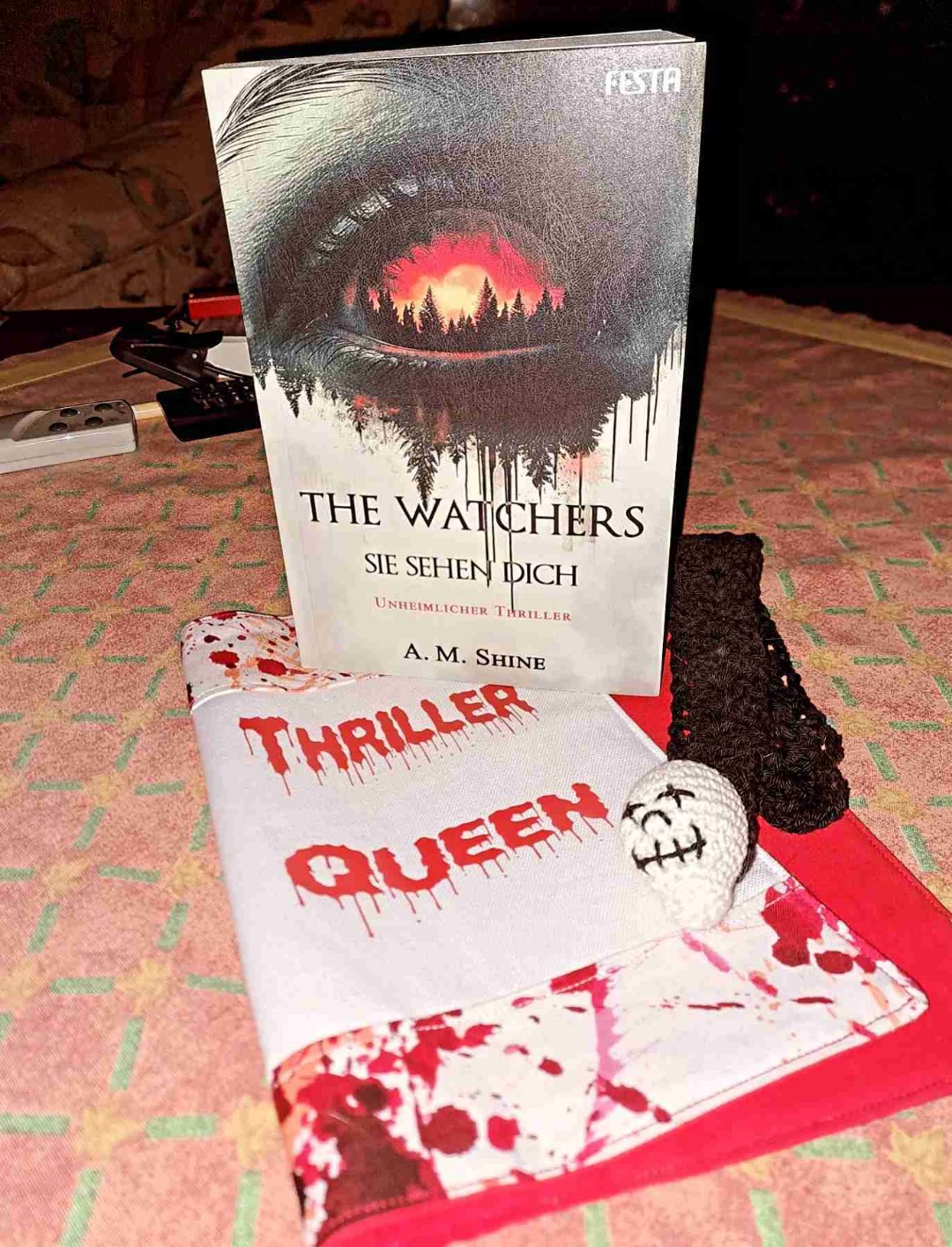 Ich war total von einer lieben Bloggerin angefertigt worden und hatte mir das schneller bestellt, wie ich richtig nachdenken konnte 🤣
Klingt aber auch echt spooky und gruselig.
Und ich gebe zu, das Setting ist großartig, fast schon filmreif. Das Kopfkino springt sofort an.
Auch so hat mich das an einen Film erinnert. Trotzdem wurde für meine Begriffe die Story -leider- immer wieder sehr zäh erzählt, sodass ich da schon mal mit den Augen gerollt und zwischenzeitlich ans Abbrechen gedacht habe.
Nichtsdestotrotz lässt es sich flott lesen, eben durch die Bremse ohne Tiefgang und wirklichen Nachhall. Echt schade!