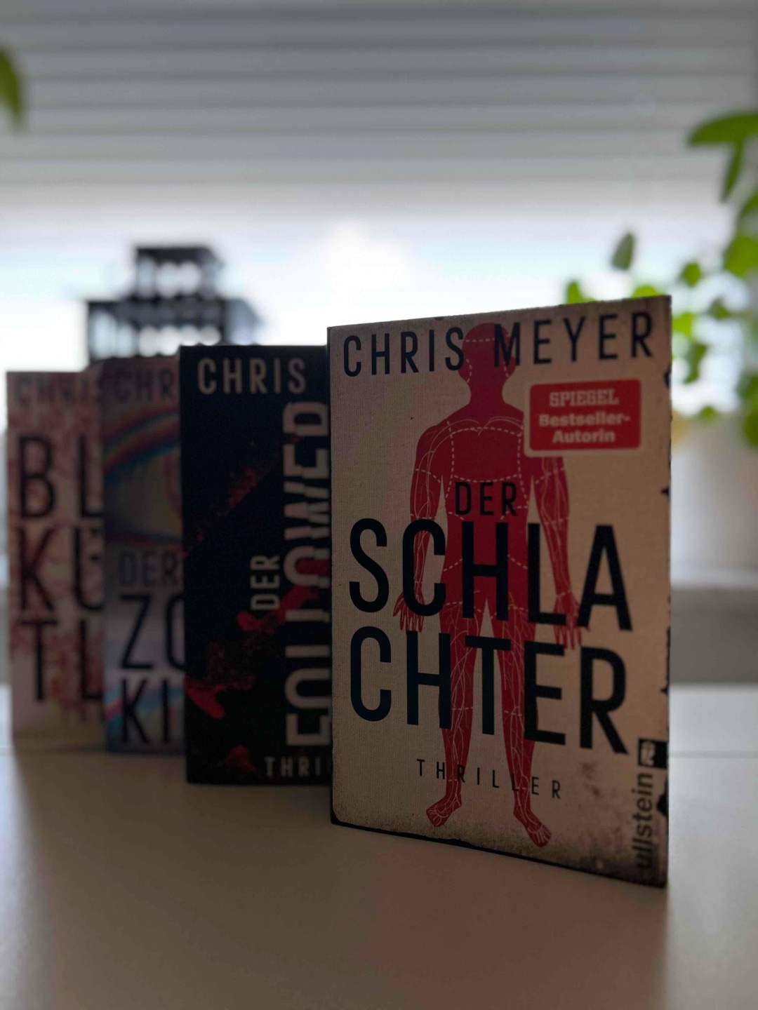 Einer meiner Lieblingsautoren! Hab mich schon so gefreut auf das Buch und nun fast inhaliert 😍
Für alle die es sehr detailliert und blutig-ekelhaft mögen: Das ist die richtige Reihe für euch! #🩸💀⚰️🪦 🐖
Hab die Bücher in der Reihenfolge 3-1-2-4 gelesen, war kein Problem, mit Band 4 anzufangen würde ich allerdings nicht empfehlen, da man sonst verschiedene Kapitel nicht versteht. Dann wirklich bei Band 1 beginnen und genießen/inhalieren! 🤩 (sind eh alle so gut, das man wirklich alle lesen will)
Mag das Setting und die Charaktere sehr, ab dem Moment wo der Täter identifiziert wurde ging es nochmal zügig voran mit Spannung, und das Ende ist schon ein kleiner Plottwist 🤩